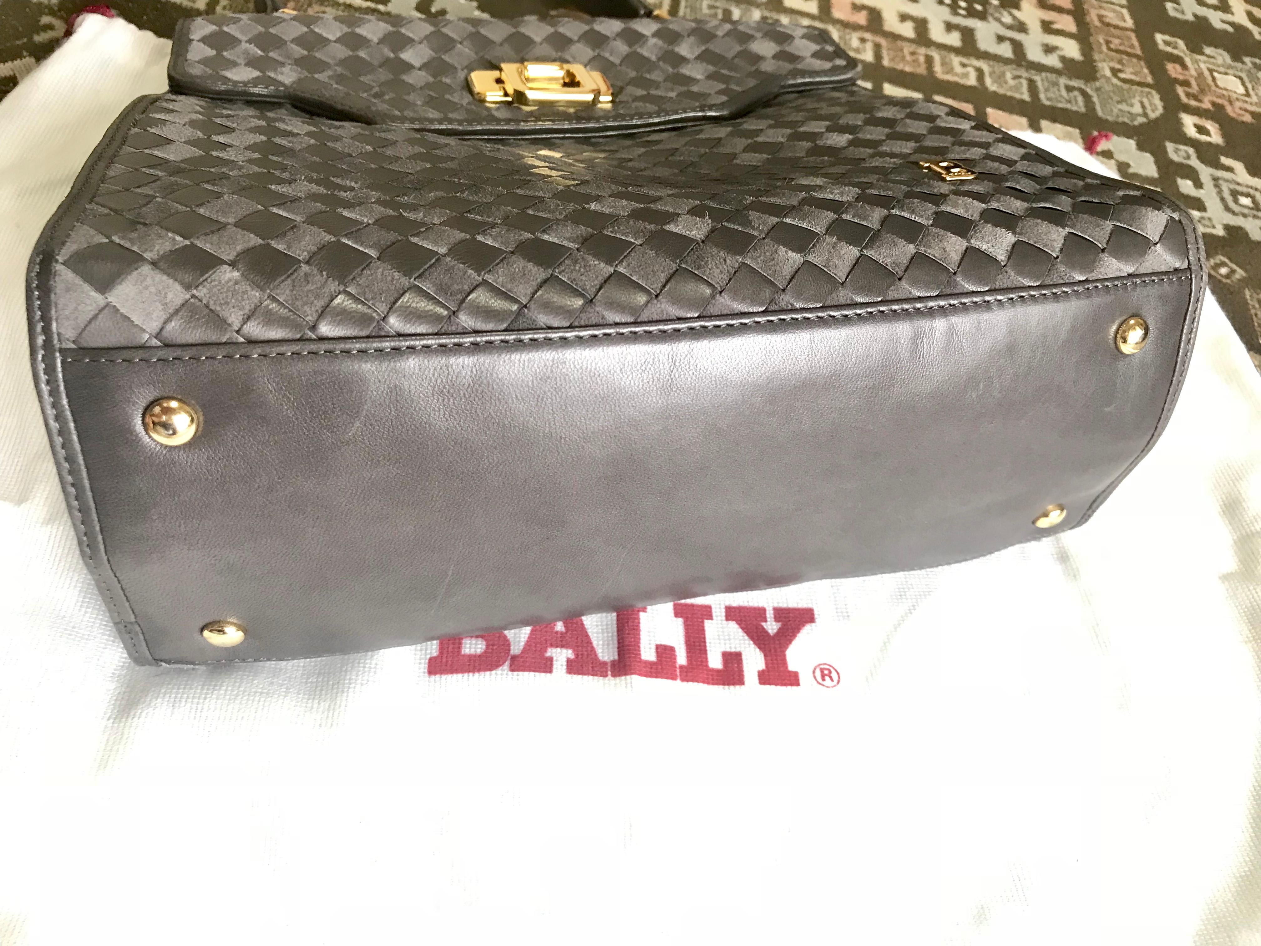 Vintage Bally taupe grey intrecciato leather kelly handbag with gold tone logo. For Sale 5