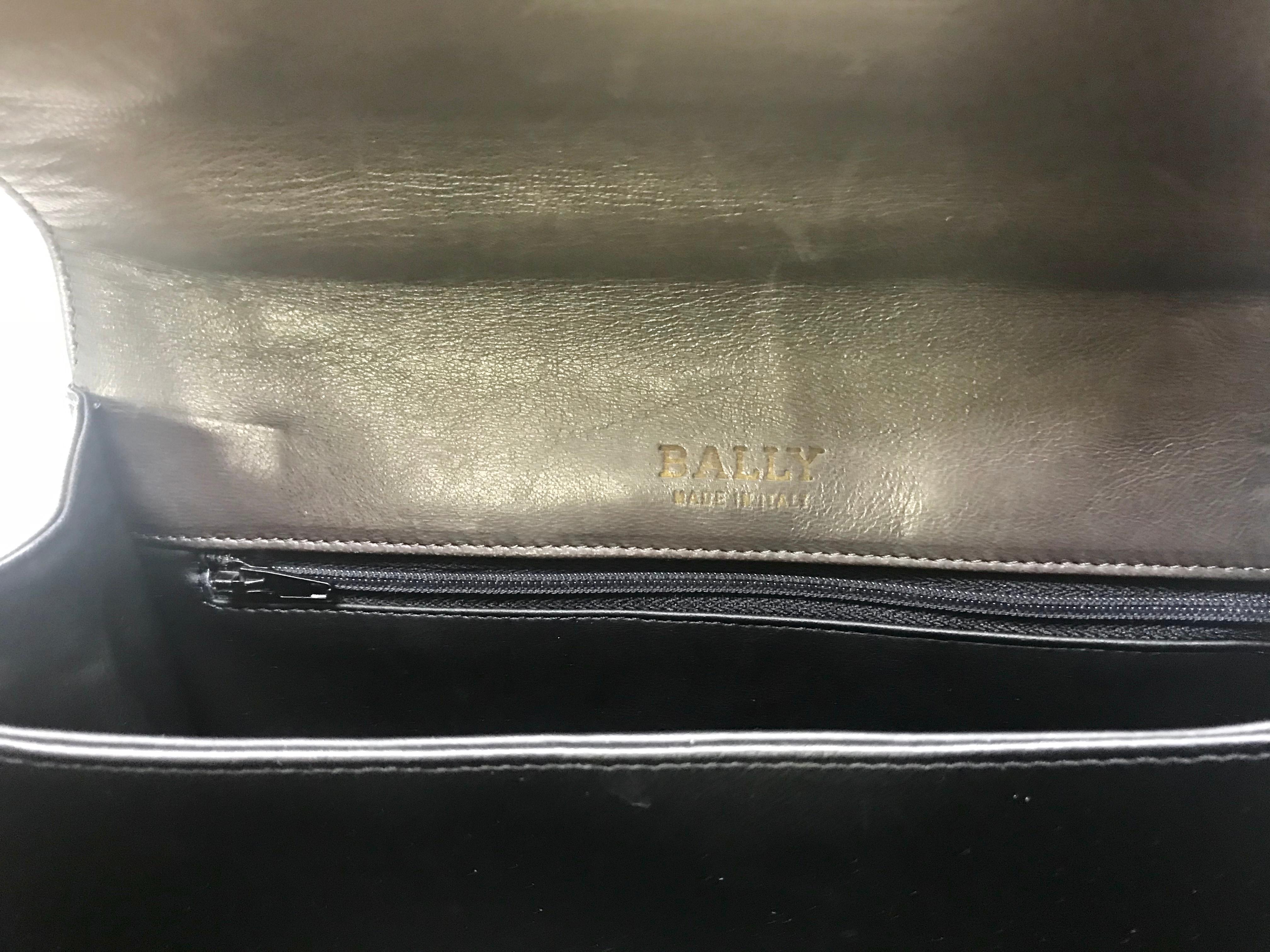 Vintage Bally taupe grey intrecciato leather kelly handbag with gold tone logo. For Sale 8