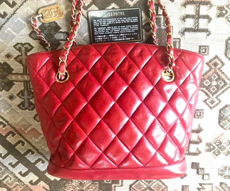 Vintage CHANEL lipstick red lamb leather trapezoid shape tote bag with cc motif. In Fair Condition For Sale In Kashiwa, Chiba