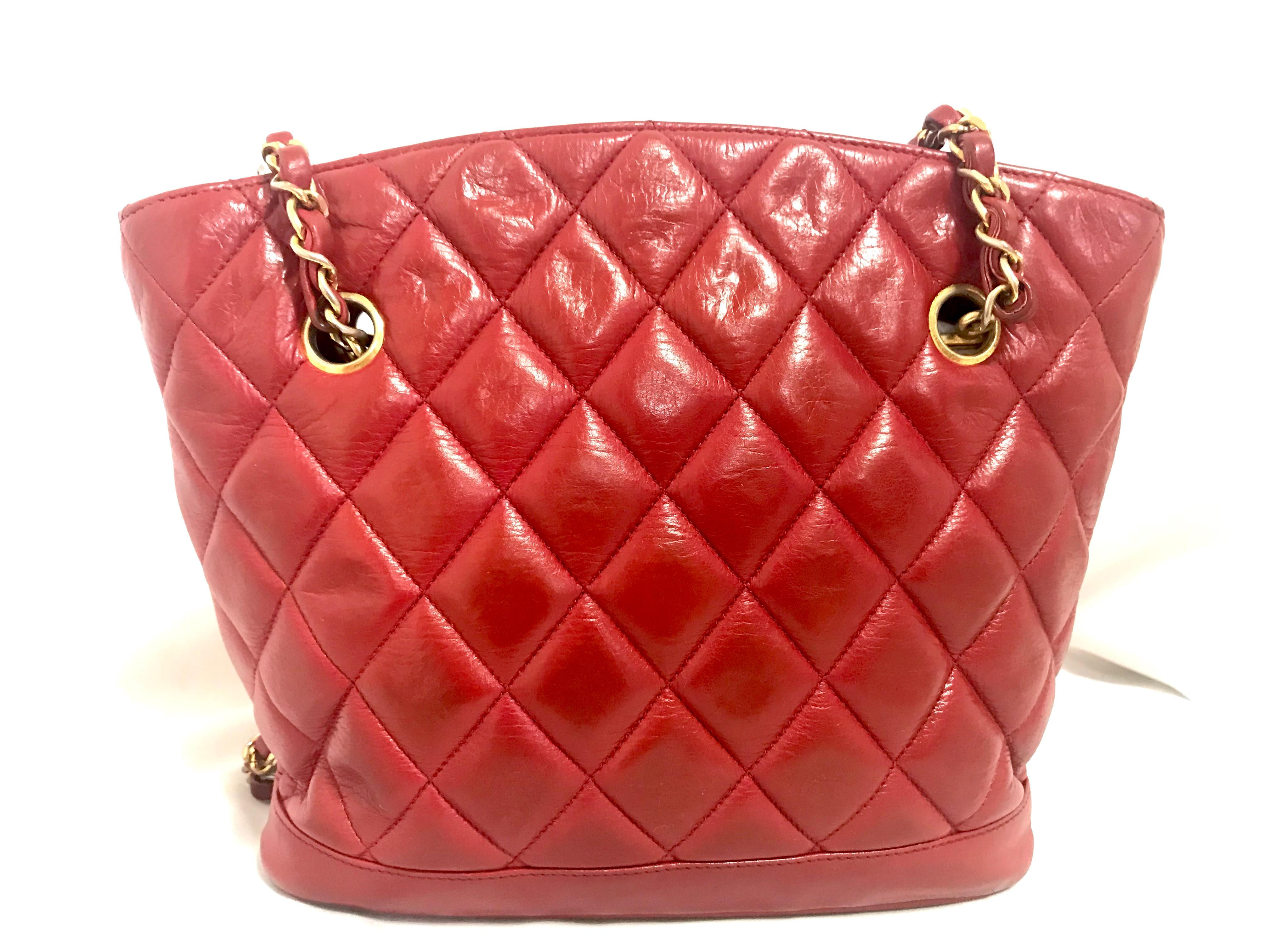 Vintage CHANEL lipstick red lamb leather trapezoid shape tote bag with cc motif. For Sale 9