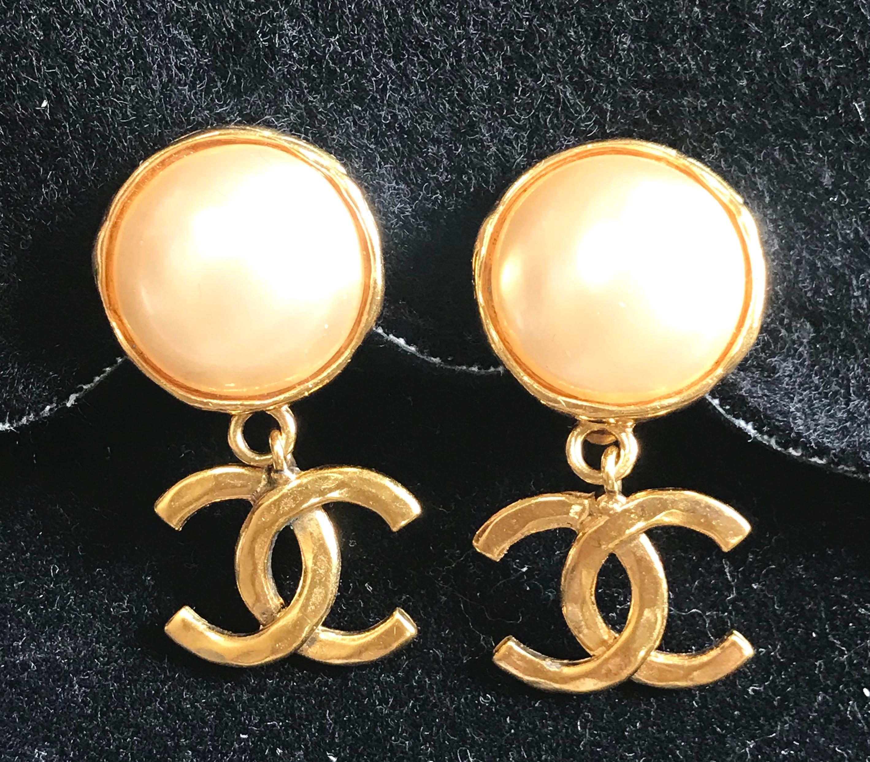 Vintage CHANEL classic round white faux pearl and golden CC dangling earrings. For Sale 1