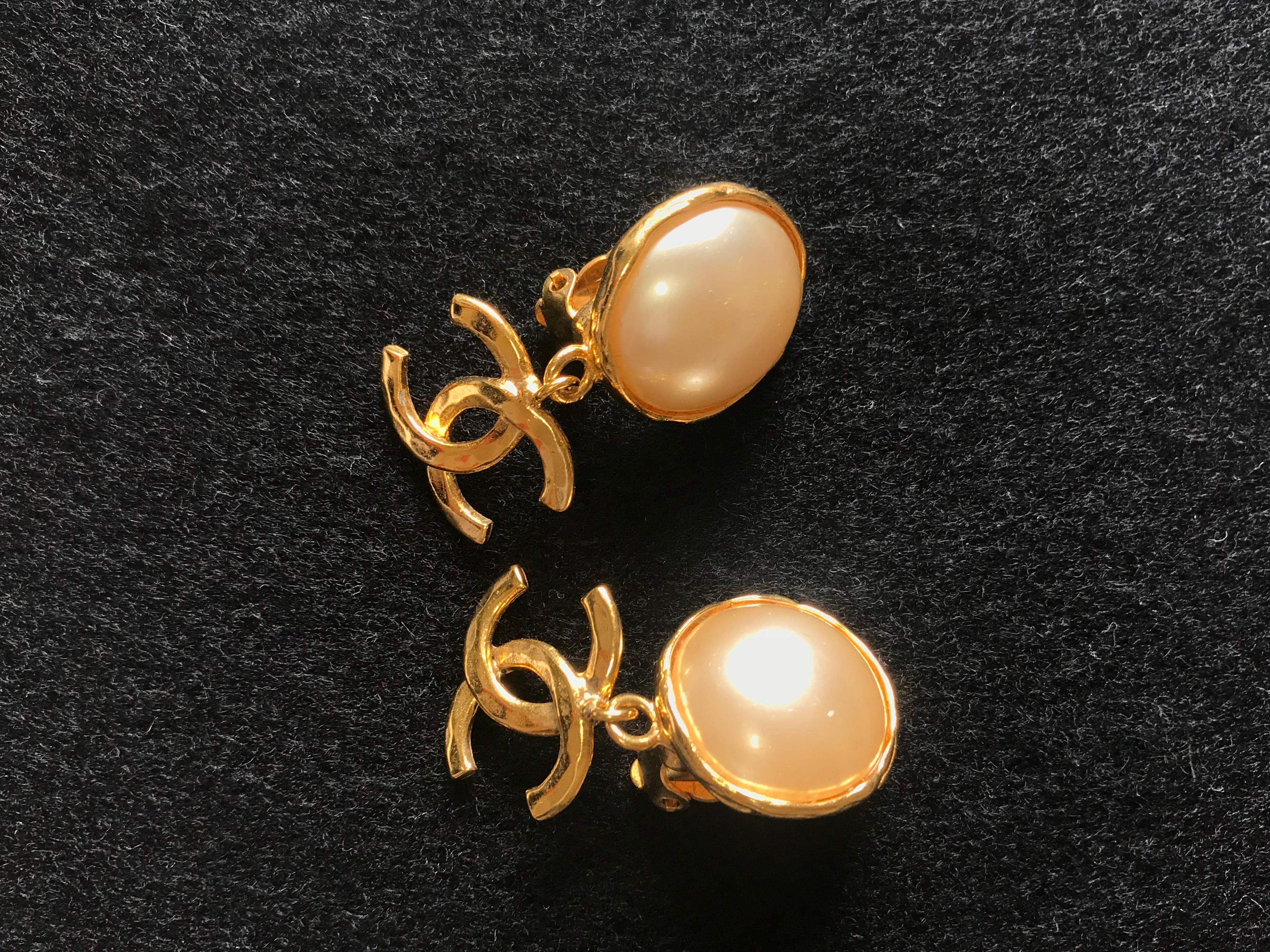 Women's Vintage CHANEL classic round white faux pearl and golden CC dangling earrings. For Sale