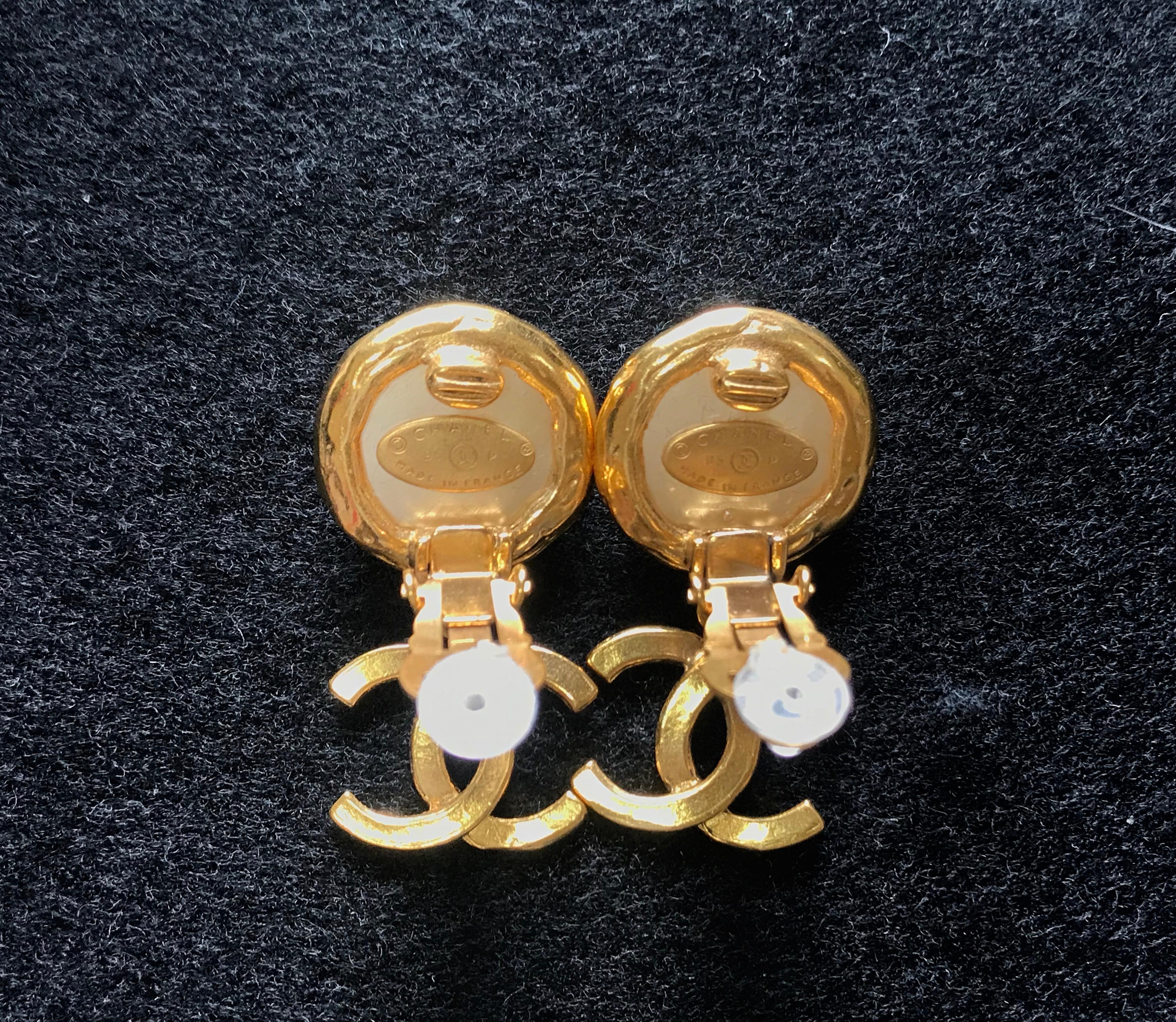 Vintage CHANEL classic round white faux pearl and golden CC dangling earrings. In Good Condition For Sale In Kashiwa, Chiba