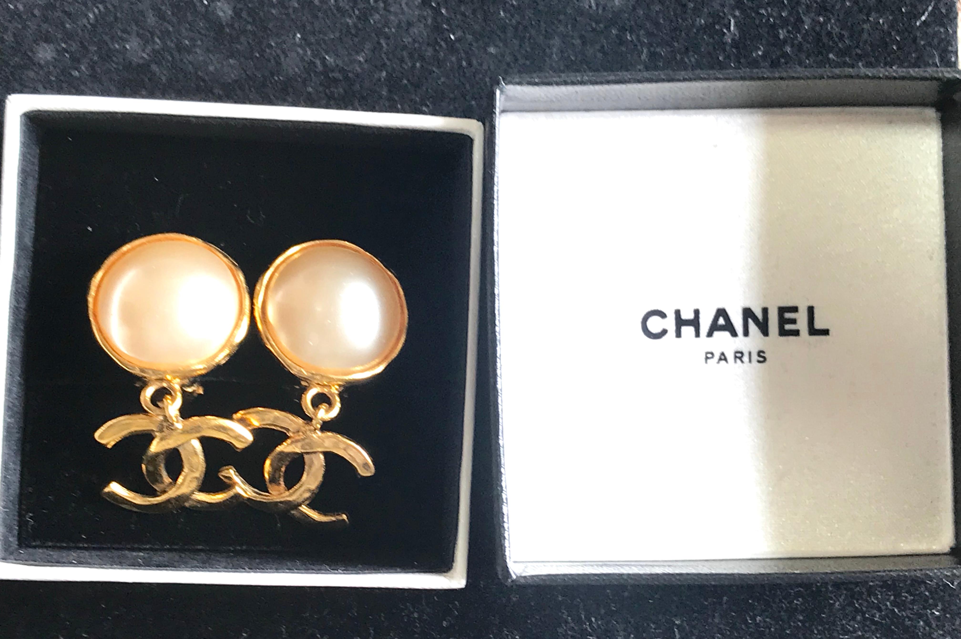 Vintage CHANEL classic round white faux pearl and golden CC dangling earrings. For Sale 2