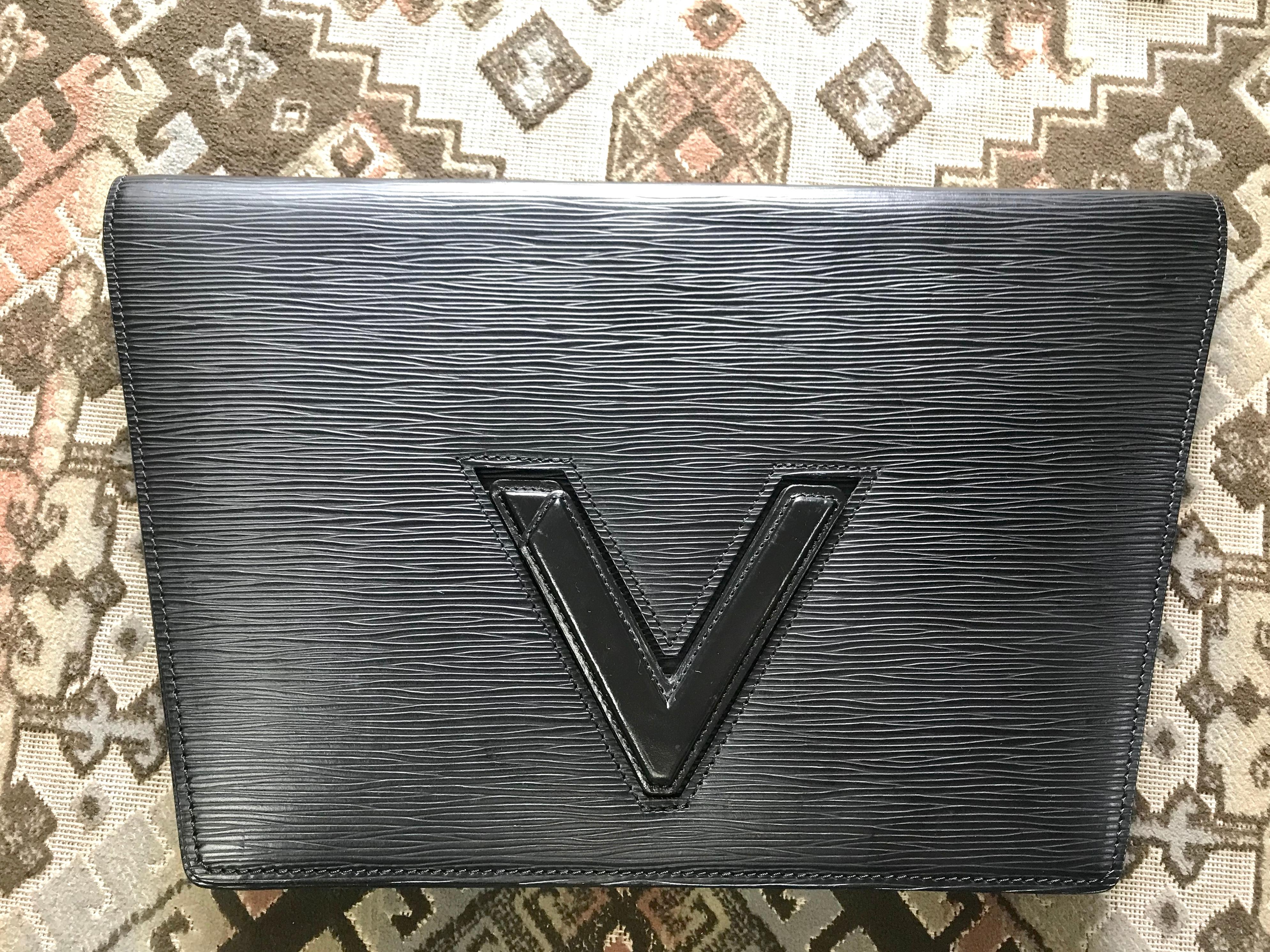 1990s. Vintage Louis Vuitton black epi trapezoid mod style clutch bag.  One of the most unique purses from LOUIS VUITTON, epi line back in the old era. 
Unisex use for all generations.

Take it anywhere and anytime with you for all occasion!
This is