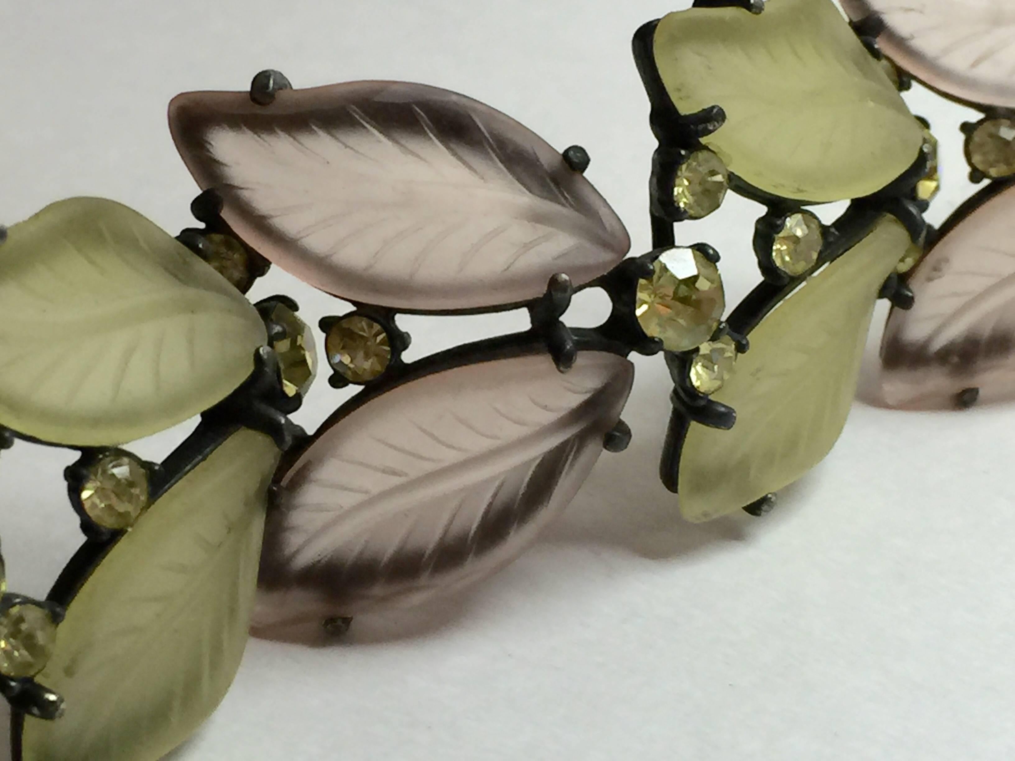 Women's 1950's LISNER for SCHIAPARELLI Frosted Leaves and Stonework Link Bracelet For Sale