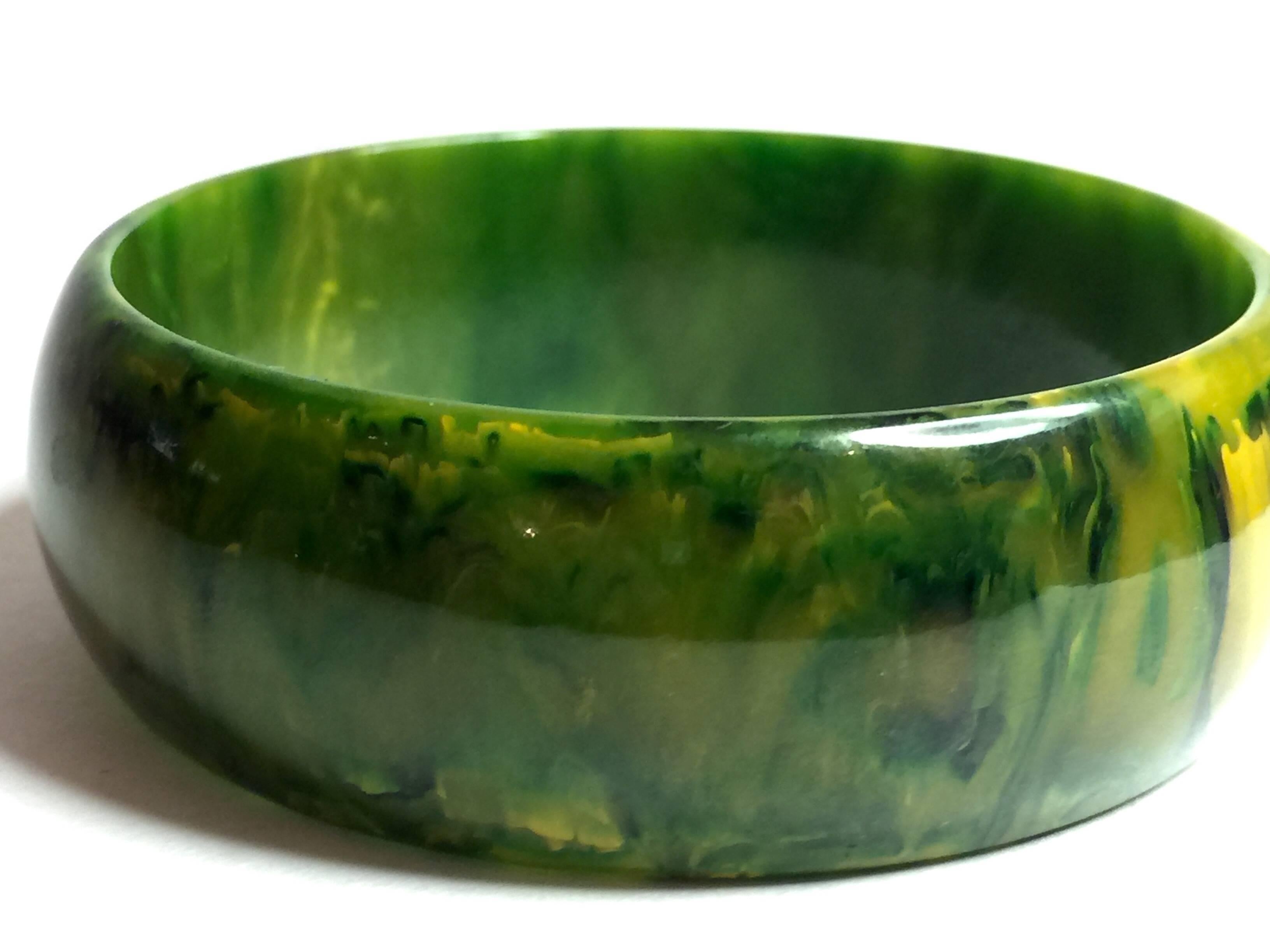 1930s Swirled Bakelite Green Faux Jade Bangle Bracelet In Excellent Condition In Palm Springs, CA