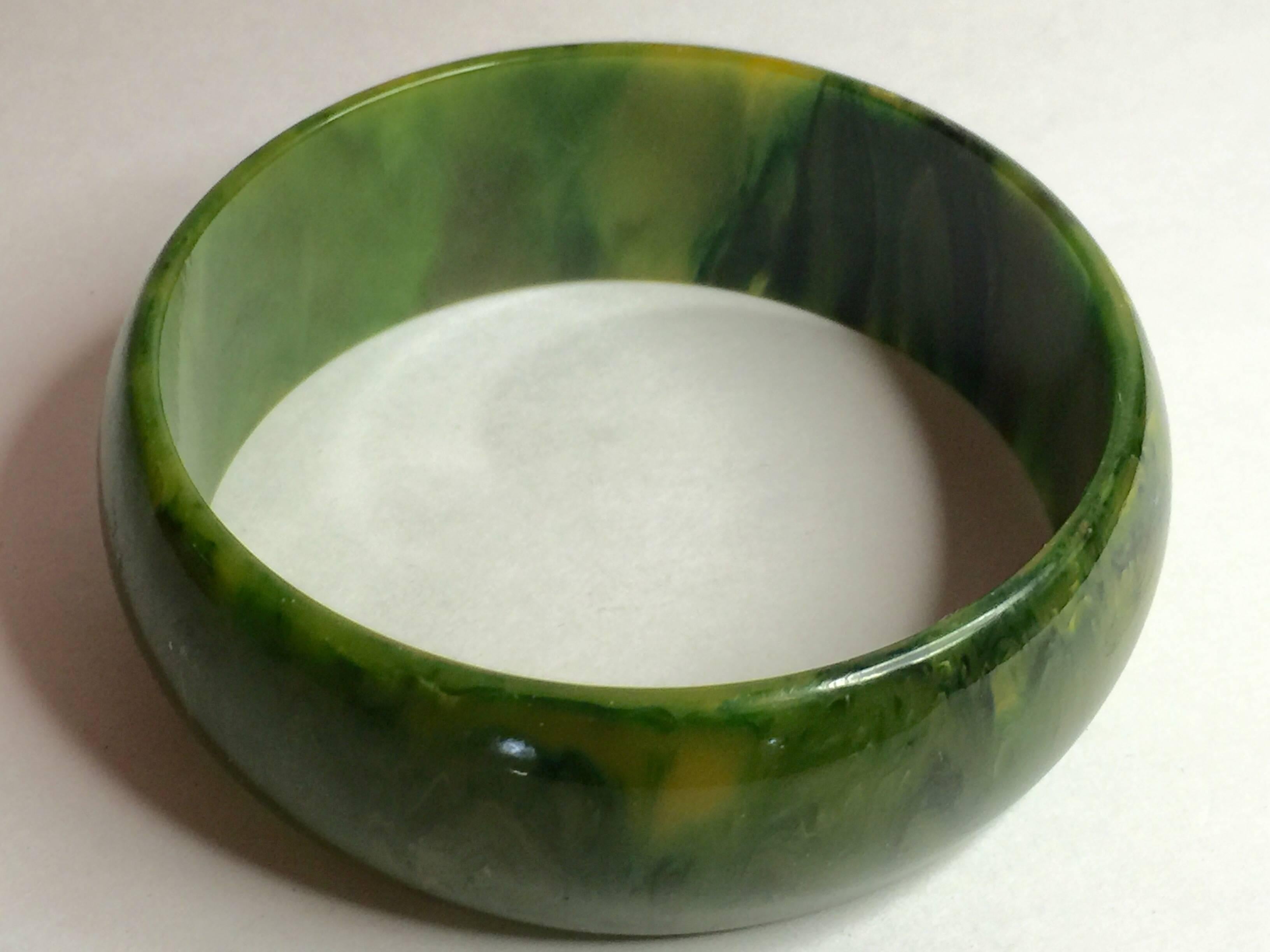 This 1930s Swirled Bakelite Green Faux Jade Bangle Bracelet is a simple elegant wrist accessory. Standard inner diameter of approximately 2.5