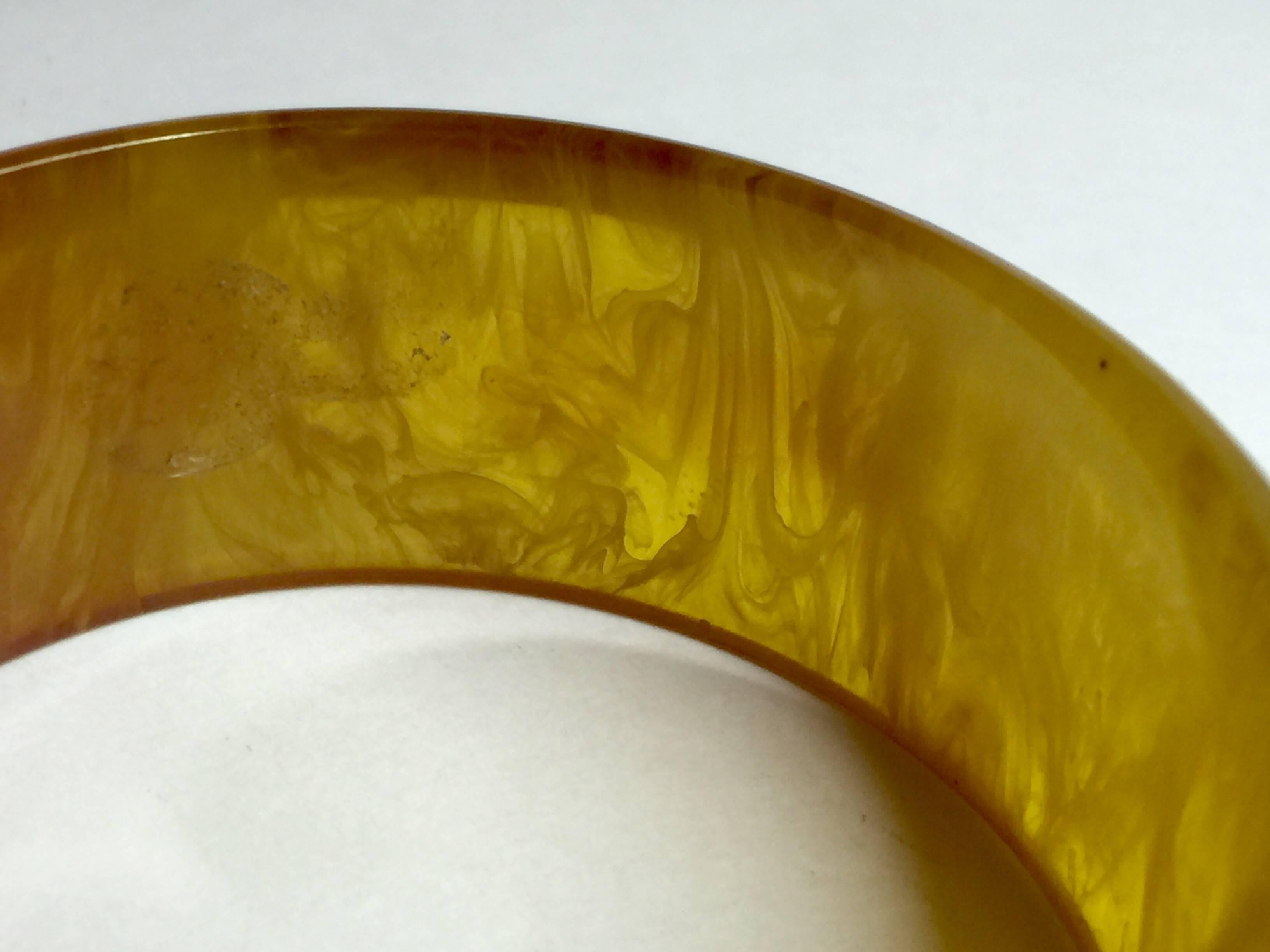 1930's Swirled Bakelite Faux Amber Bangle Bracelet In Excellent Condition For Sale In Palm Springs, CA