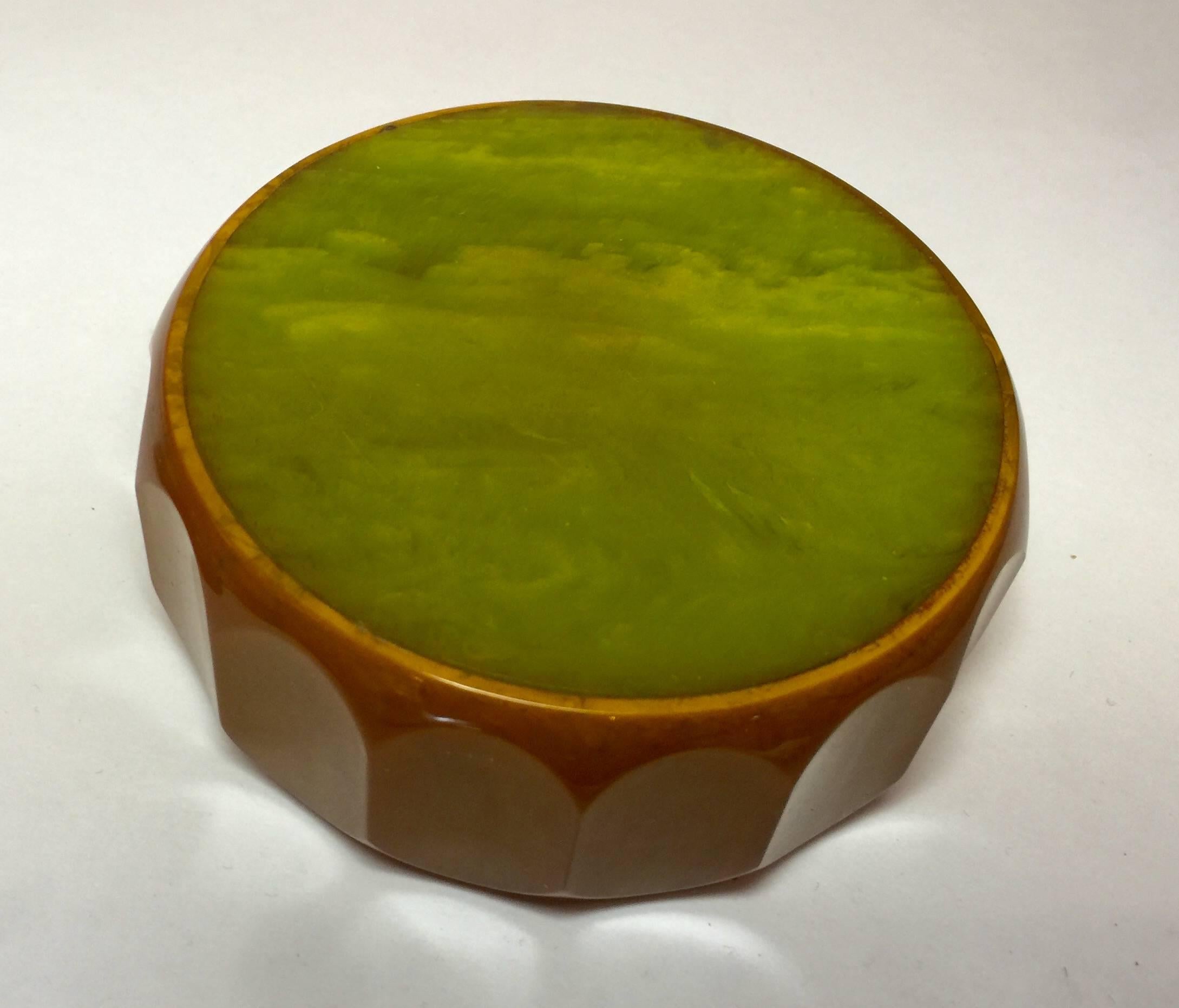 1930s Art Deco Butterscoth Bakelite Fluted Powder Box In Excellent Condition In Palm Springs, CA