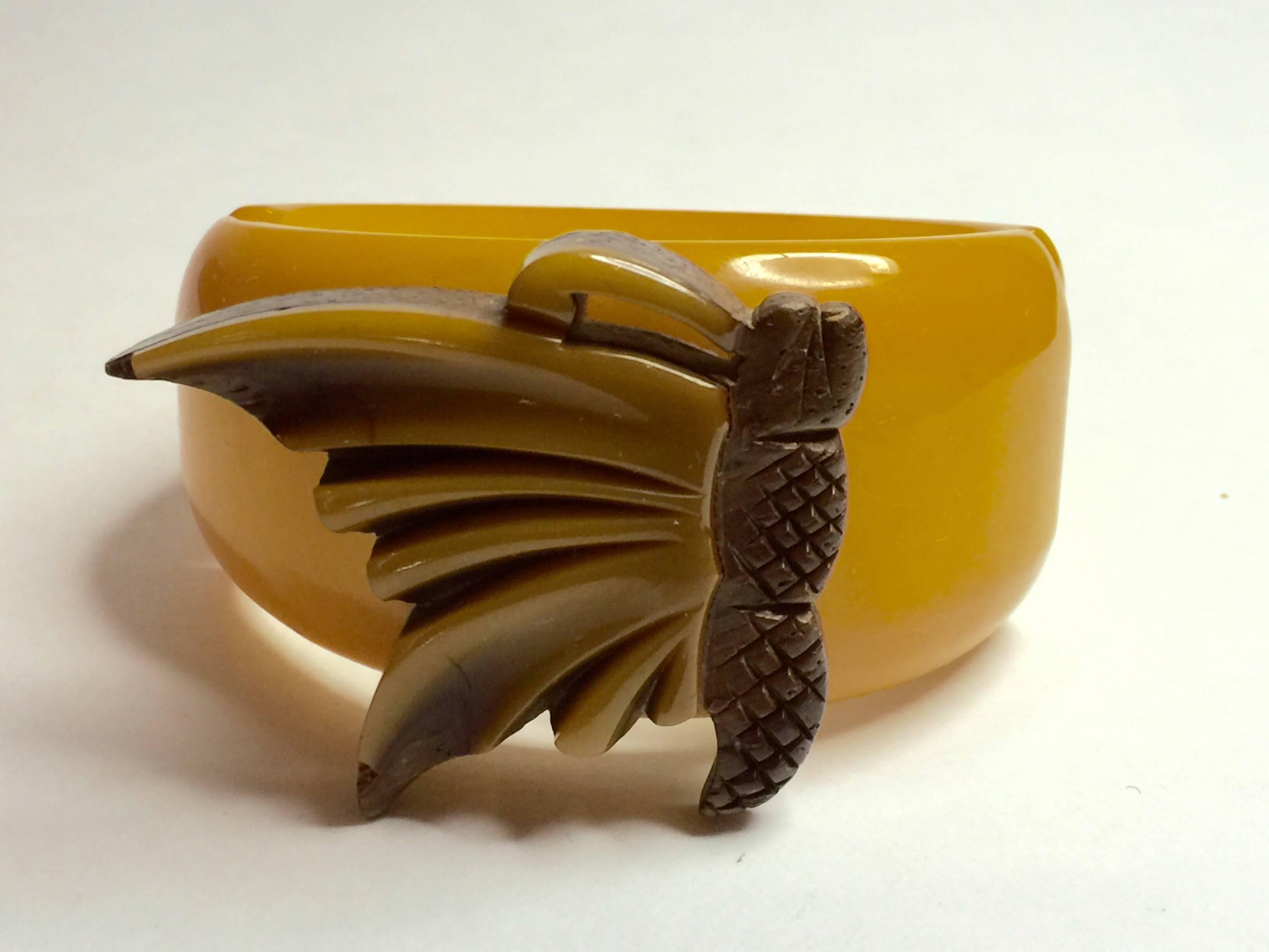 The always wearable side opening hinged bracelet with a laminated bakelite and wood butterfly on top, is a classic fun figural hinged bracelet of 1930s design and execution. A highly popular format indeed. Spring hinge opening allows hinged