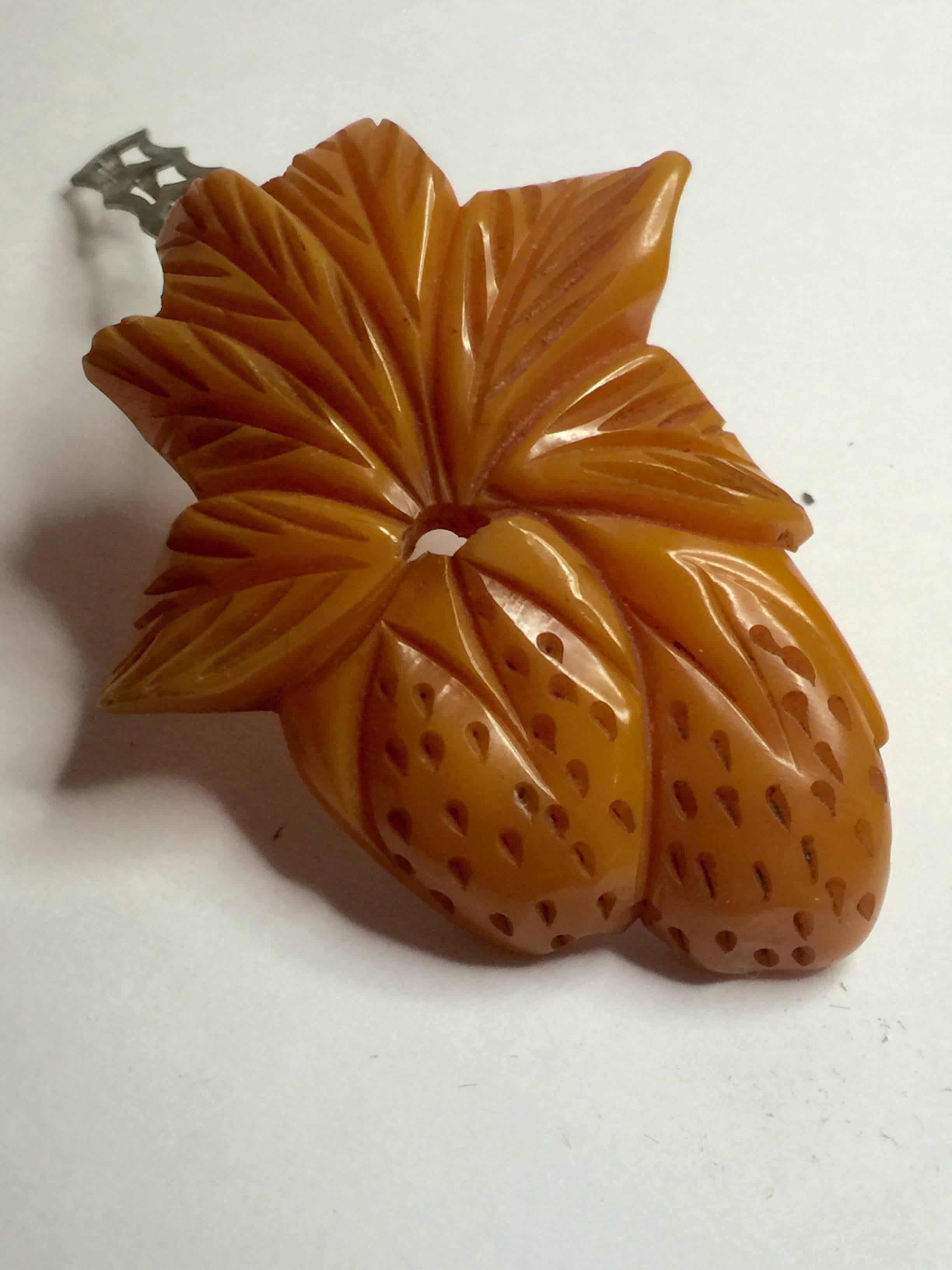 1930s Bakelite Carved Figural Strawberries Dress Clip/Brooch In Excellent Condition For Sale In Palm Springs, CA