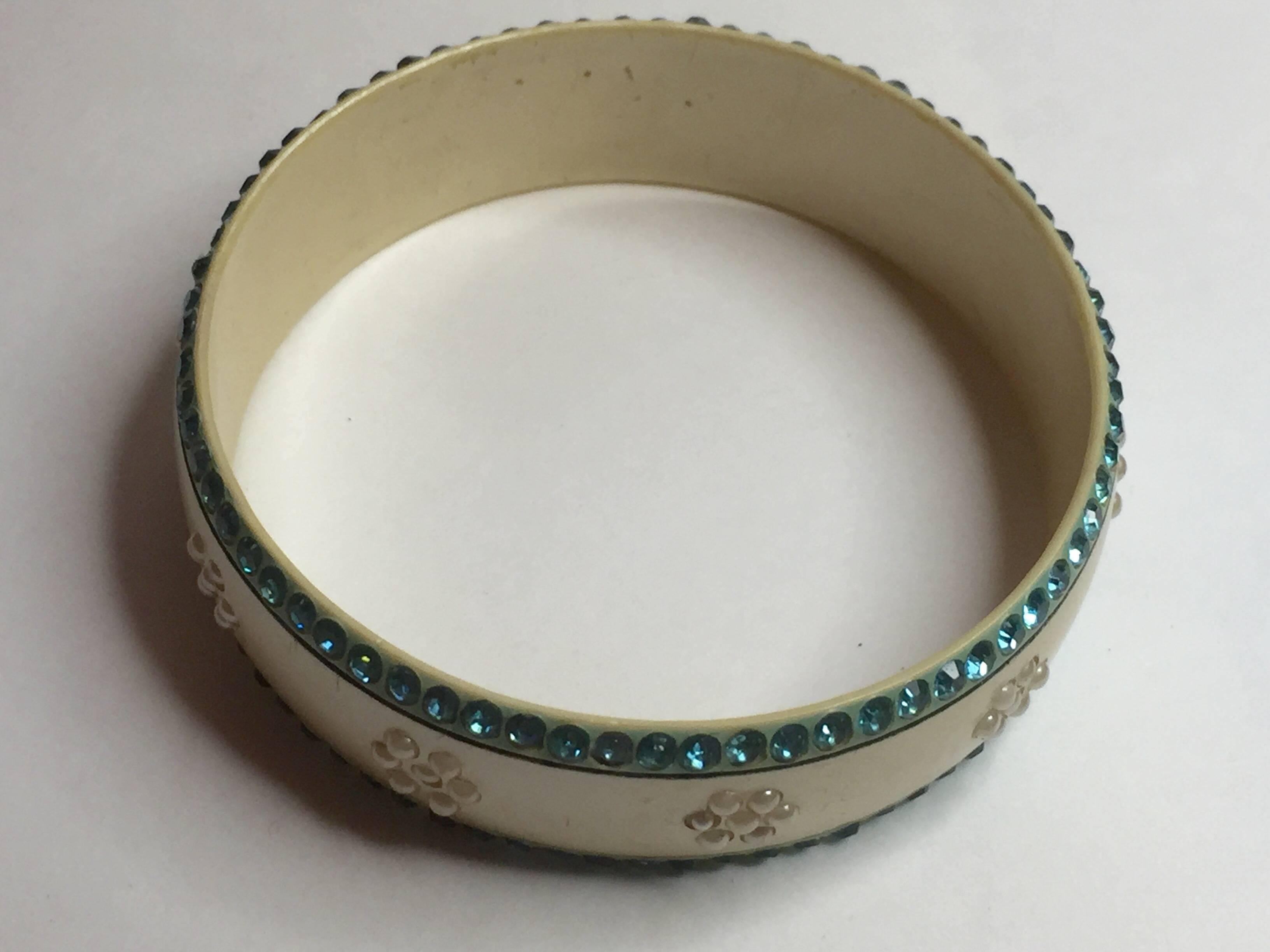 Dazzling 1920s Celluloid and Rhinestone Pearlized Sparkle Bangle Bracelet In Excellent Condition For Sale In Palm Springs, CA