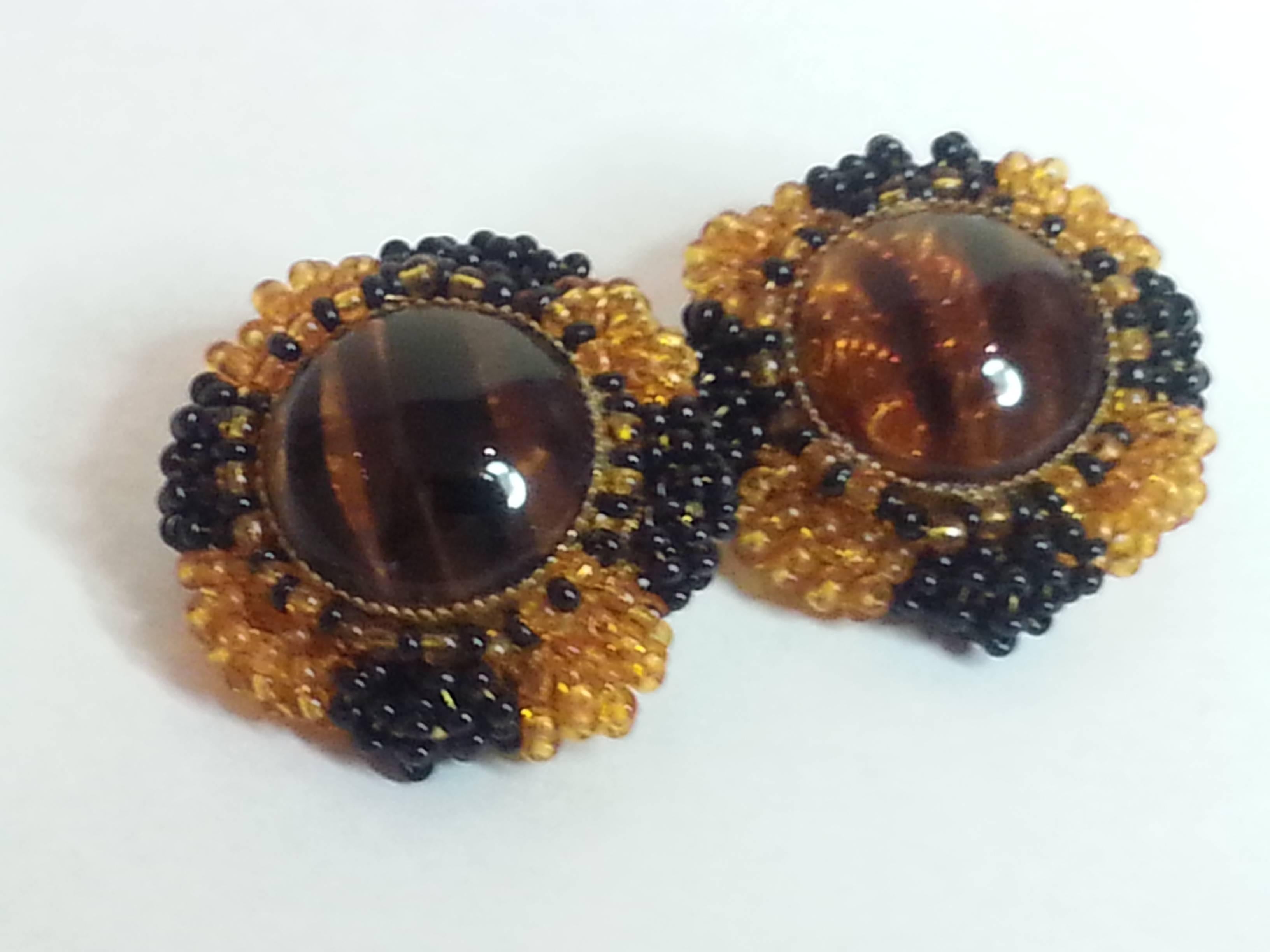 1970s William deLillo Faux Amber and Jet Seed Bead Clip on Earrings In Excellent Condition In Palm Springs, CA