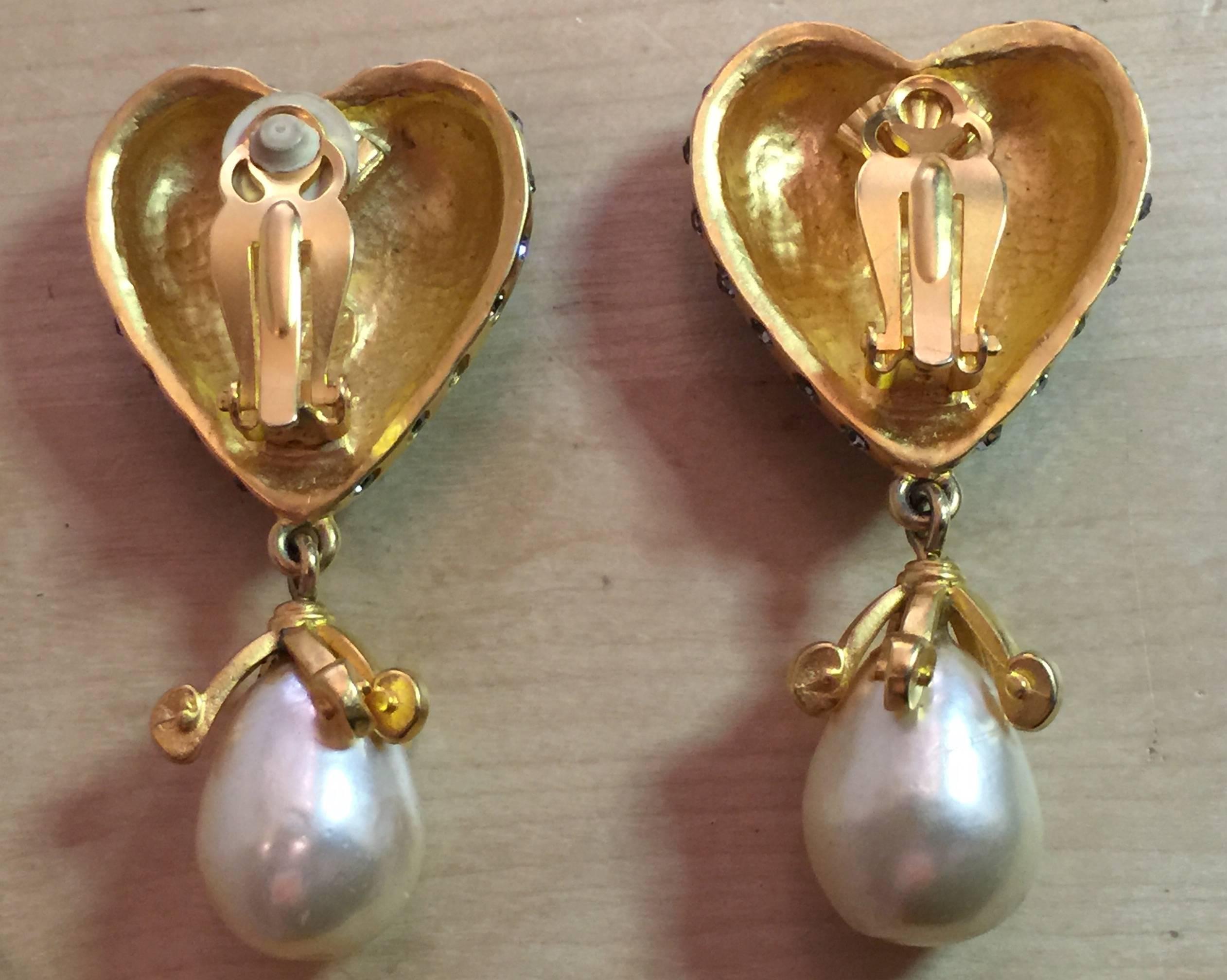 These  1980s-1990s KARL LAGERFELD Blue Enamel and Pearl Luxe Drop Heart Earrings have functioning original clip on back mechanism. The dark ble enamel is embellished with KL signature LOGO in goldtone inset with paste like white small rhinestones
