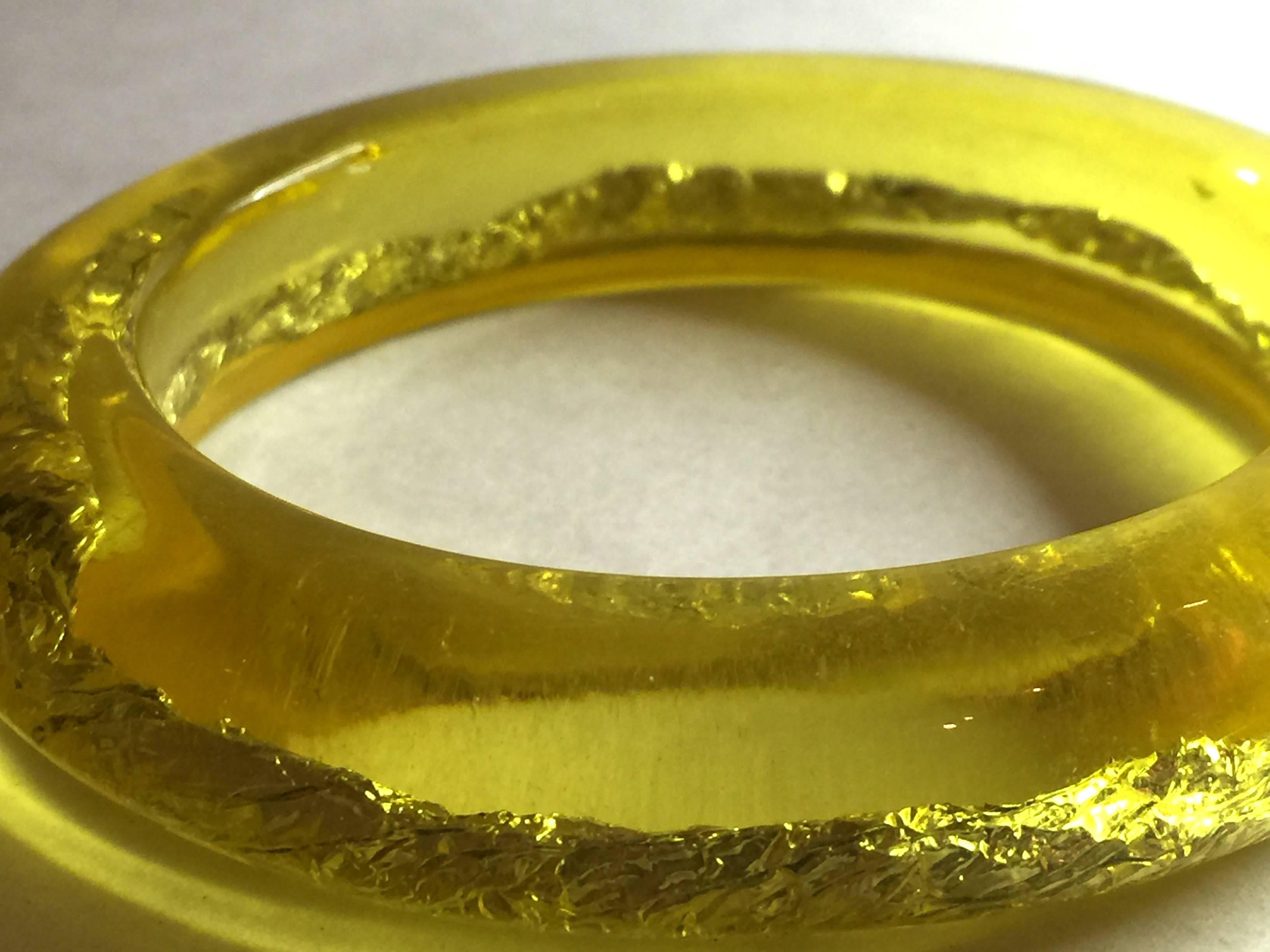 1970s Gold Foil Embedded Acrylic Apple Juice Bangle Bracelet In Excellent Condition For Sale In Palm Springs, CA