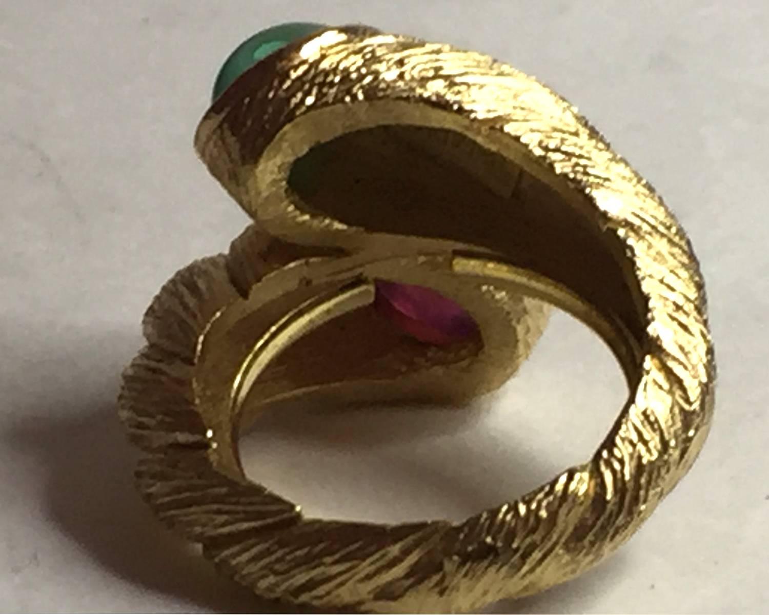 1960s TRIFARI Brushed Goldtone Fashion Dinner Ring  Faux Emerald Ruby Cabochons In Excellent Condition In Palm Springs, CA