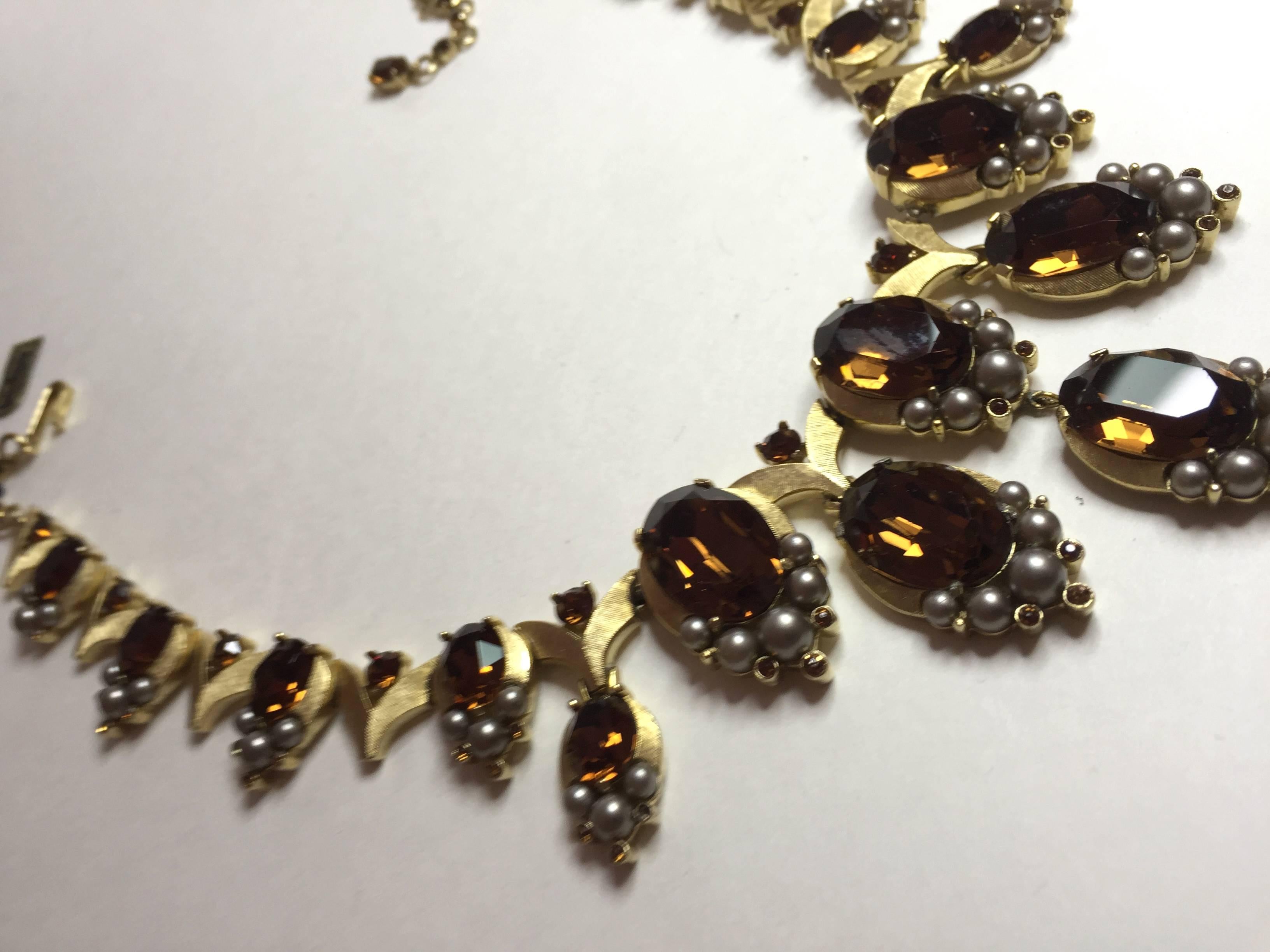 Glamorous 1950s TRIFARI Brushed Matte Goldtone Faux Topaz & Smoke Pearl Necklace For Sale 1