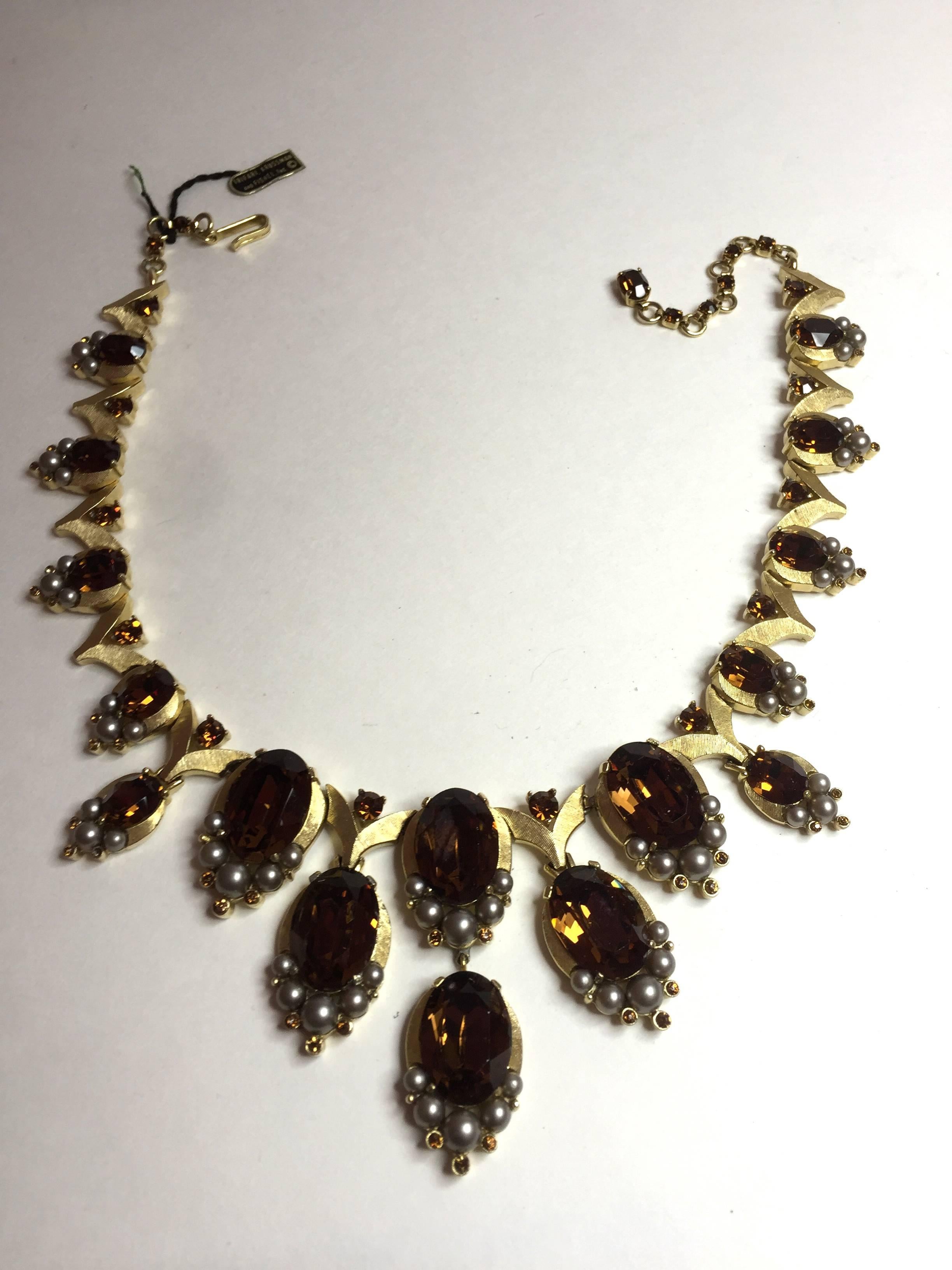 Women's Glamorous 1950s TRIFARI Brushed Matte Goldtone Faux Topaz & Smoke Pearl Necklace For Sale