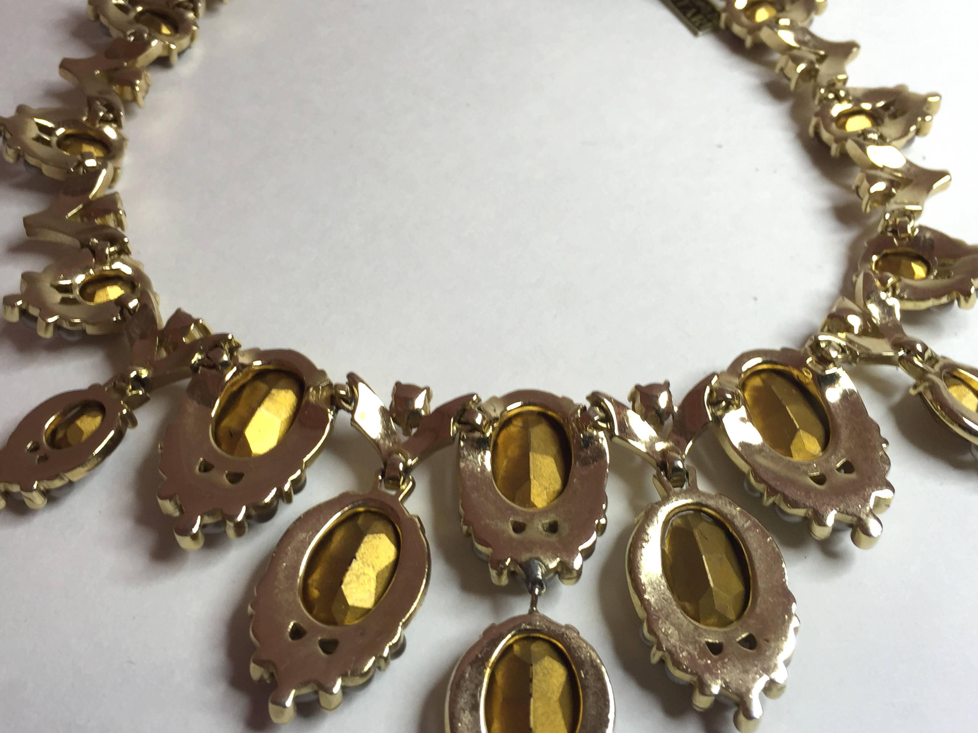 Glamorous 1950s TRIFARI Brushed Matte Goldtone Faux Topaz & Smoke Pearl Necklace For Sale 2