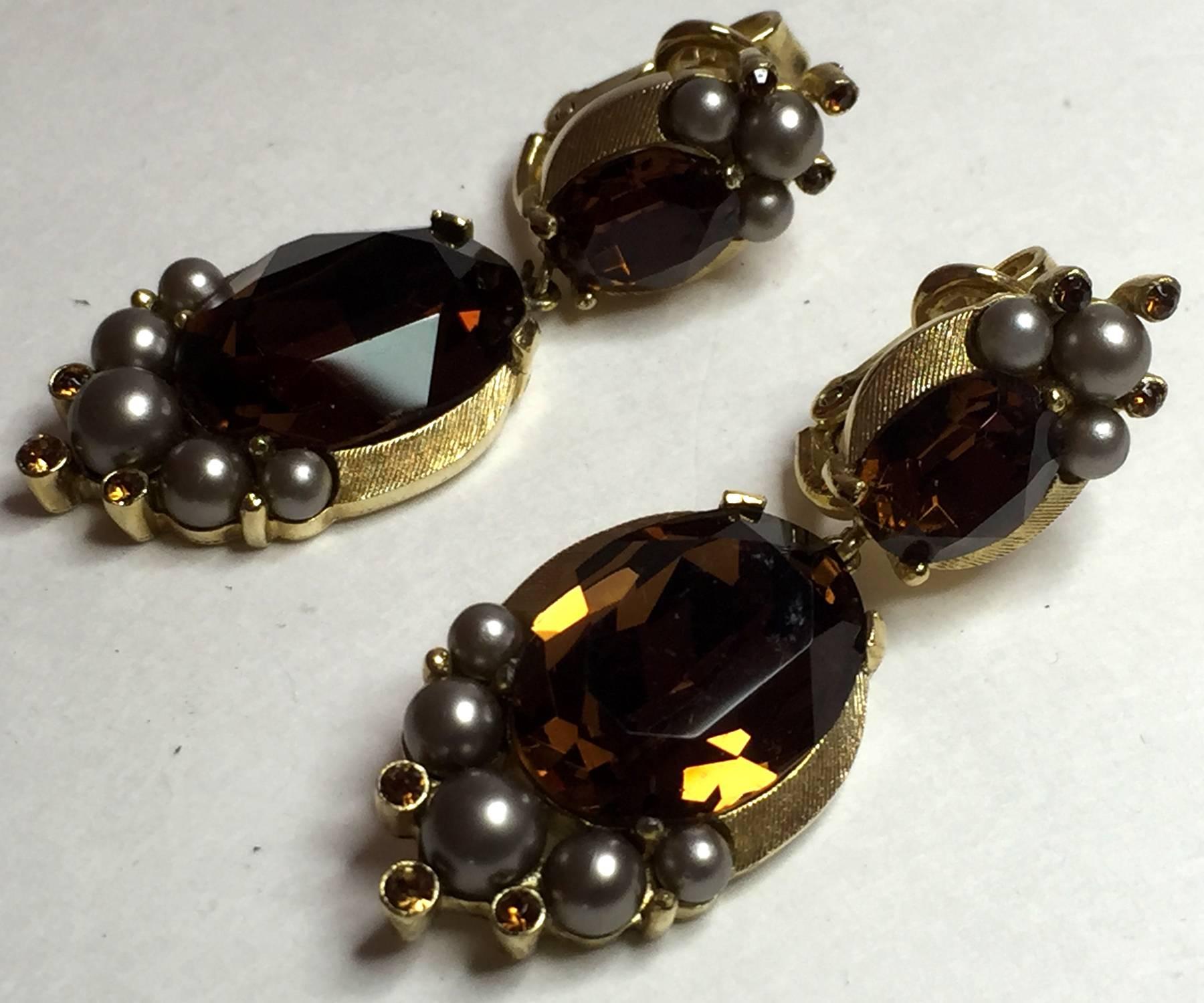 Glamorous 1950s TRIFARI Brushed Matte Goldtone Faux Topaz & Smoke Pearl Earrings In Excellent Condition For Sale In Palm Springs, CA