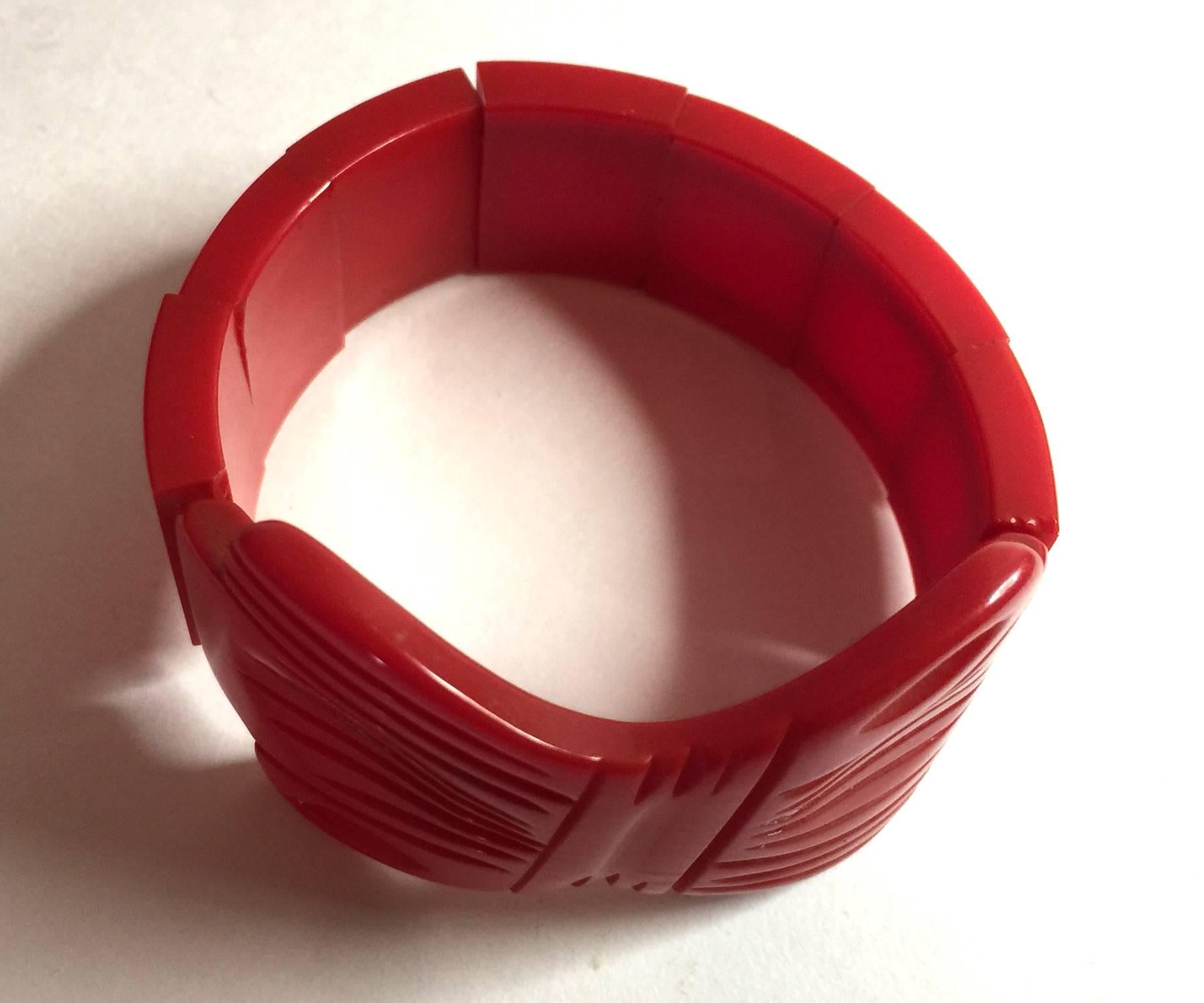 1930s Brilliant RED BAKELITE Bow Front Carved Stretch Bracelet FITS ALL! In Excellent Condition For Sale In Palm Springs, CA