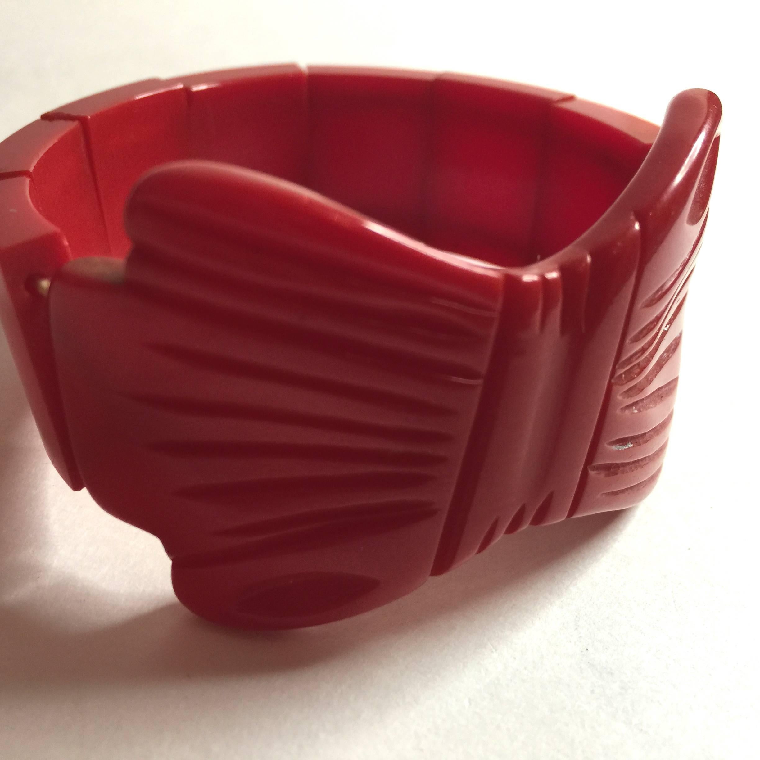 Women's 1930s Brilliant RED BAKELITE Bow Front Carved Stretch Bracelet FITS ALL! For Sale