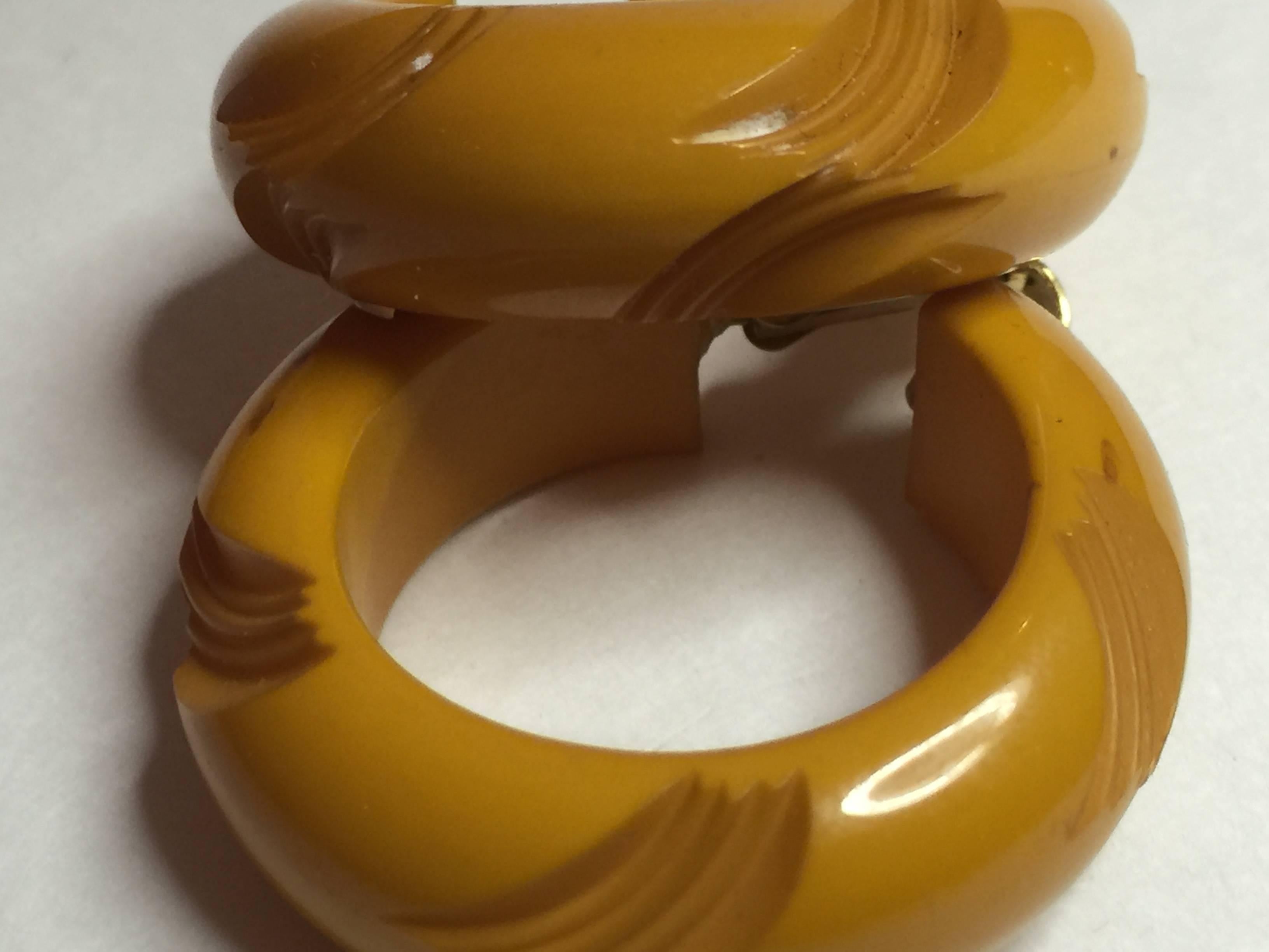 Chunky 1/2 thick tubular Bakelite 1930s Carved Cream Hoop Clip on Earrings. Lovely thick look but not heavy! Unusual scallop slash carved detail. Clip on mechanism. 