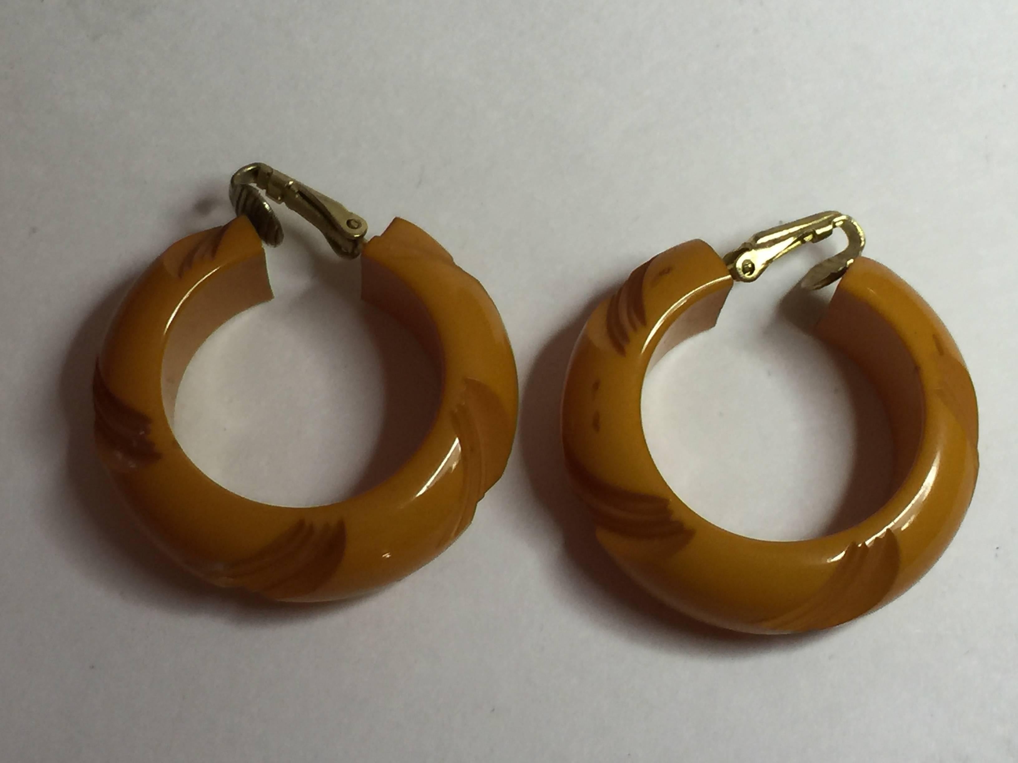 1930s Bakelite Butterscotch Carved Hoop Clip on Earrings In Excellent Condition For Sale In Palm Springs, CA