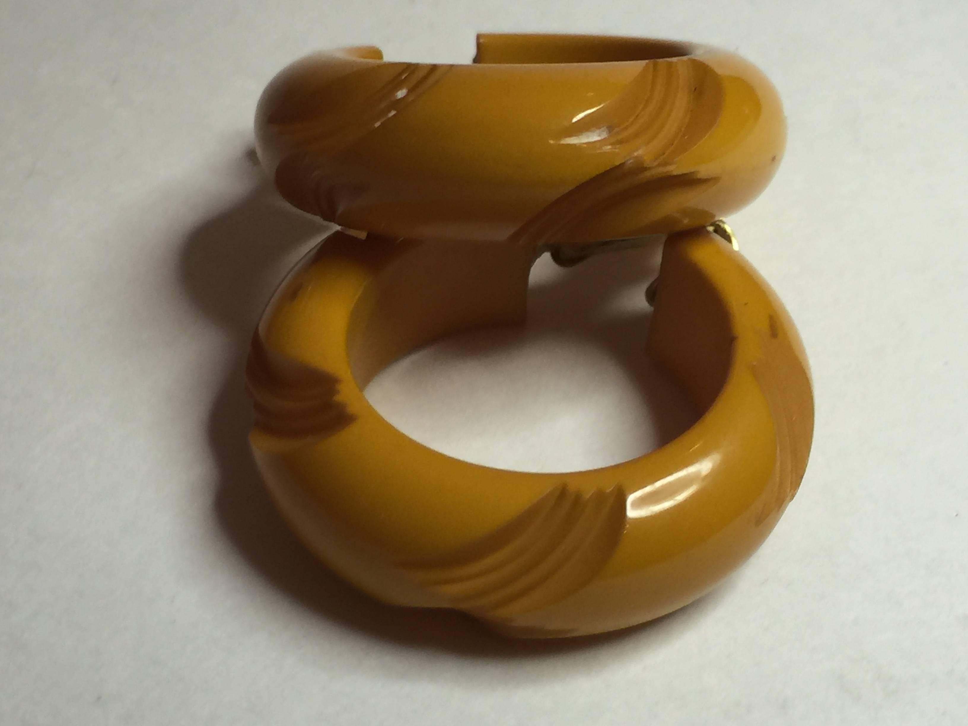 1930s Bakelite Butterscotch Carved Hoop Clip on Earrings For Sale 2