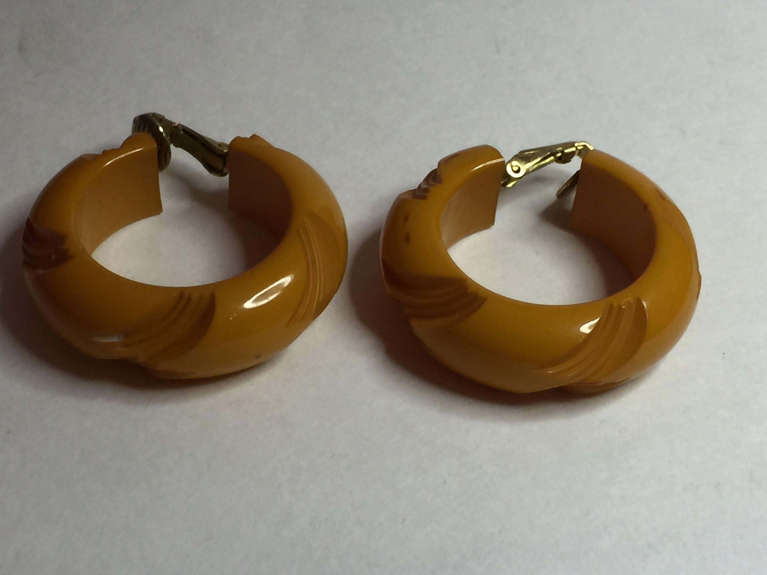 1930s Bakelite Butterscotch Carved Hoop Clip on Earrings For Sale 1