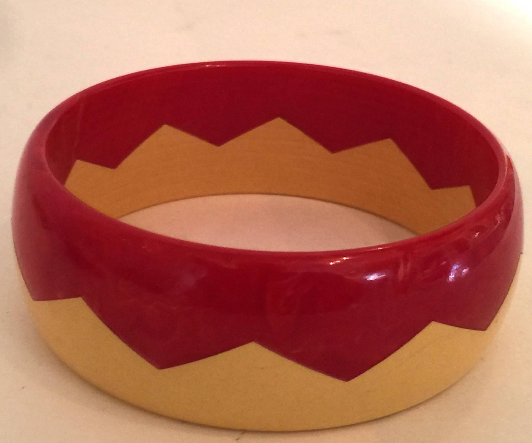 1930s BRILLIANT Red and Cream Laminated Bakelite ZIGZAG Bangle In Excellent Condition In Palm Springs, CA