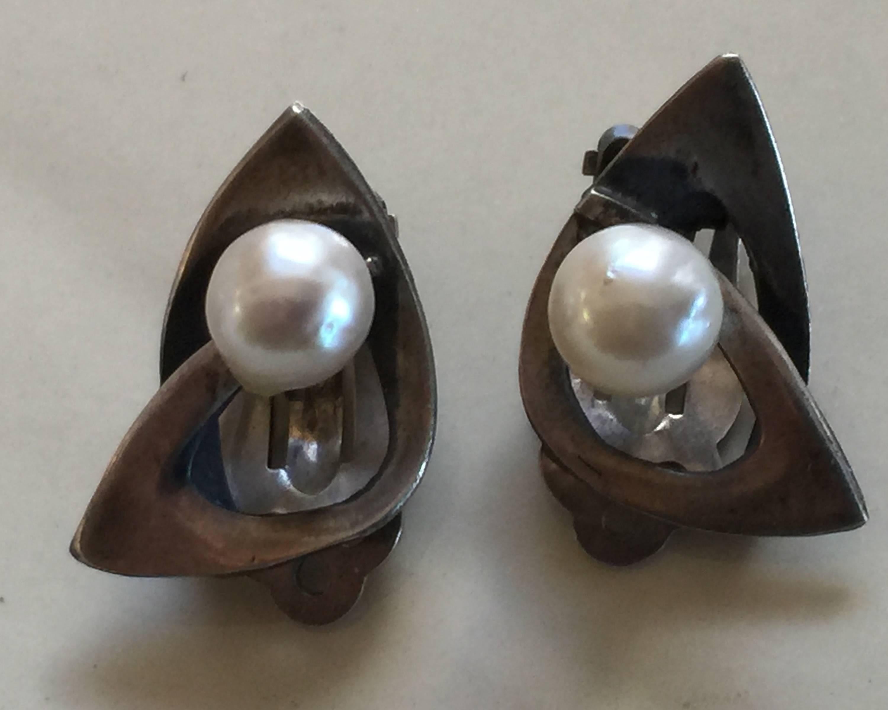 1960s Esther LEWITTES Mid Century Modern Sterling Pearl Clip Earrings For Sale 3
