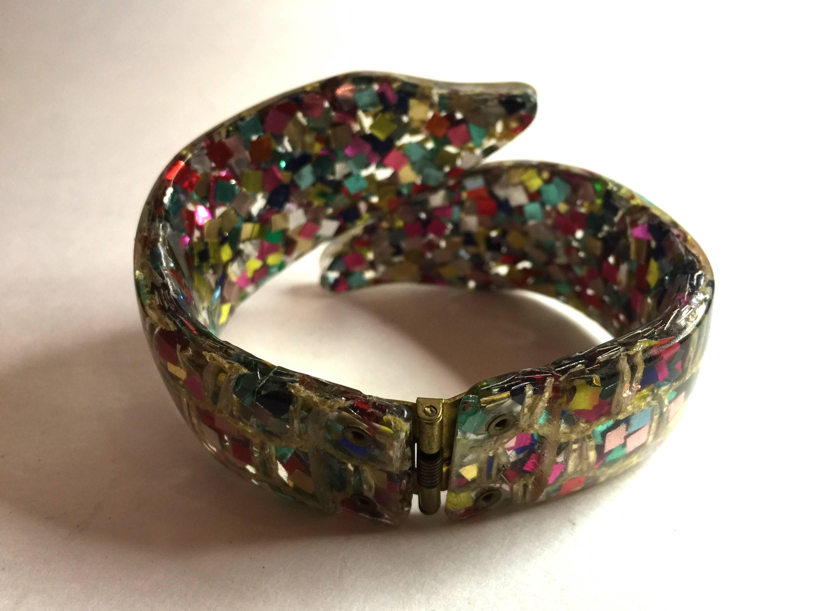 1950s Multicolor Confetti Lucite Hinged Bracelet  In Excellent Condition For Sale In Palm Springs, CA