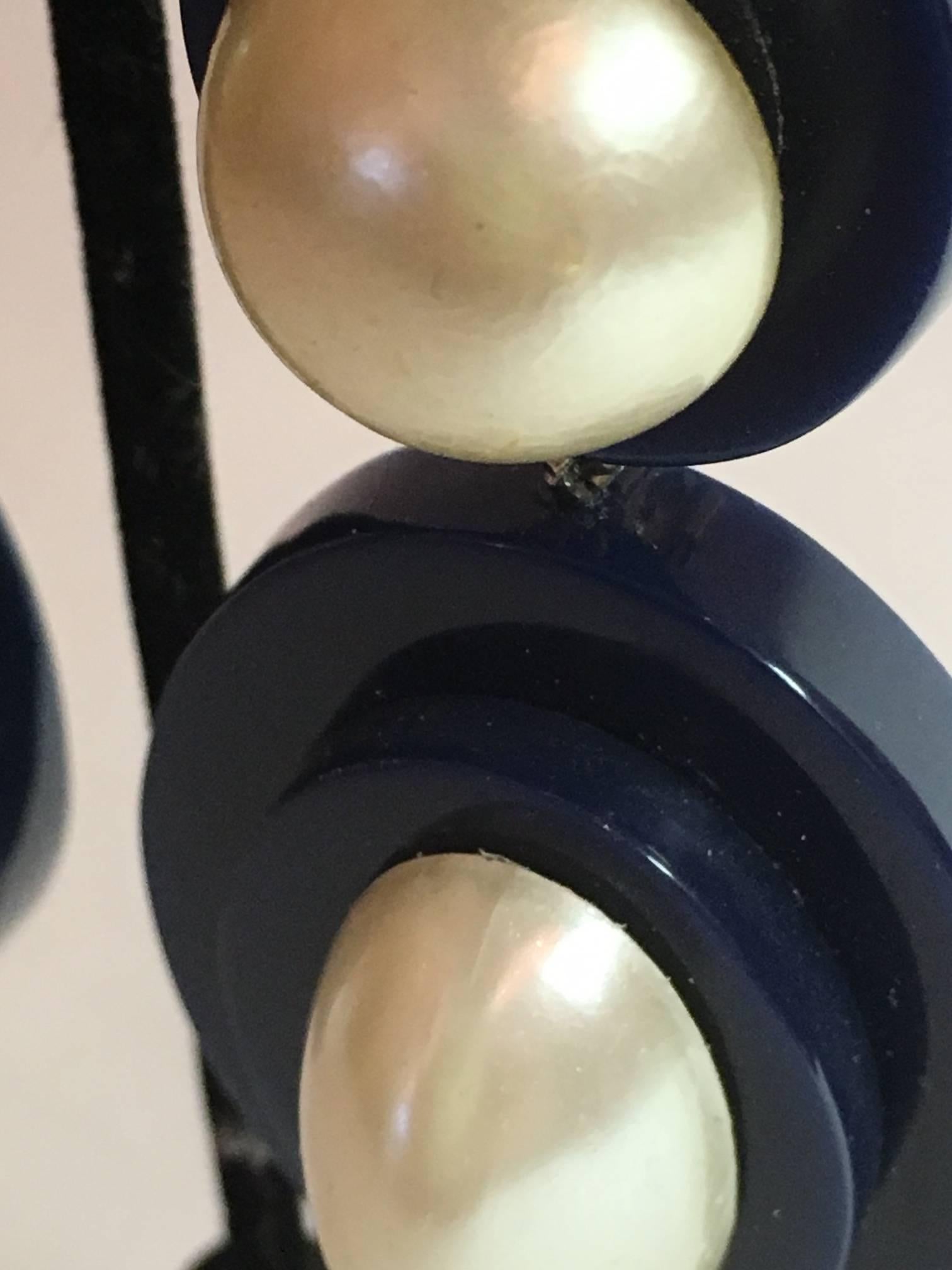 1980s JUDITH HENDLER Navy Acrylic Pearl Drop Clip On Earrings In Excellent Condition In Palm Springs, CA