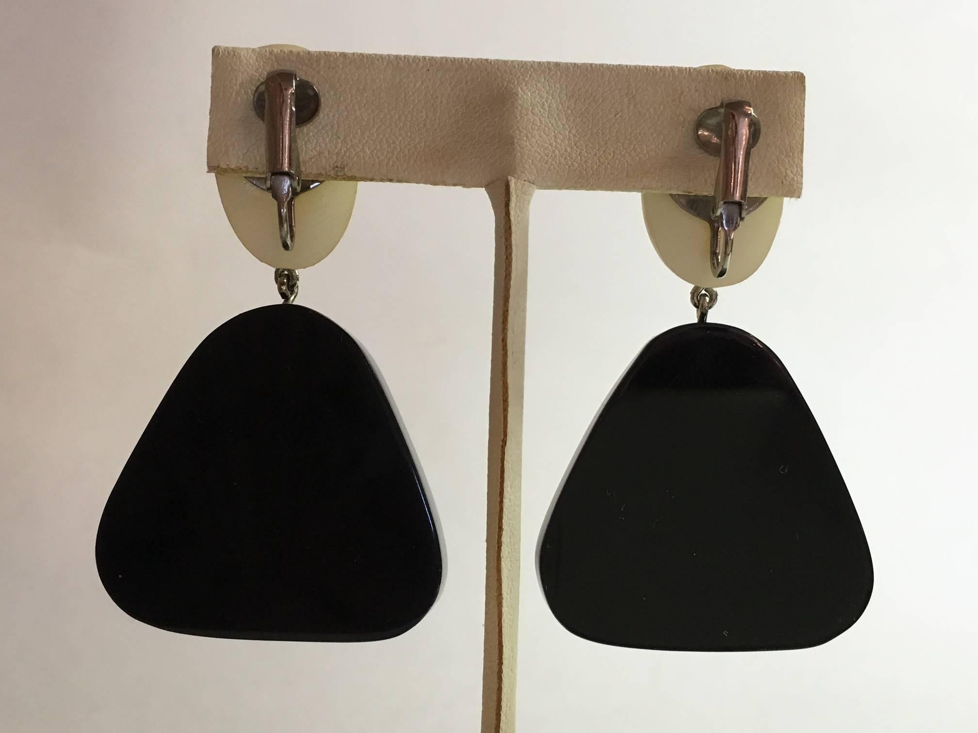 1980s JUDITH HENDLER Black Acrylic with Pearl Accent Clip on Drop Earrings In Excellent Condition In Palm Springs, CA