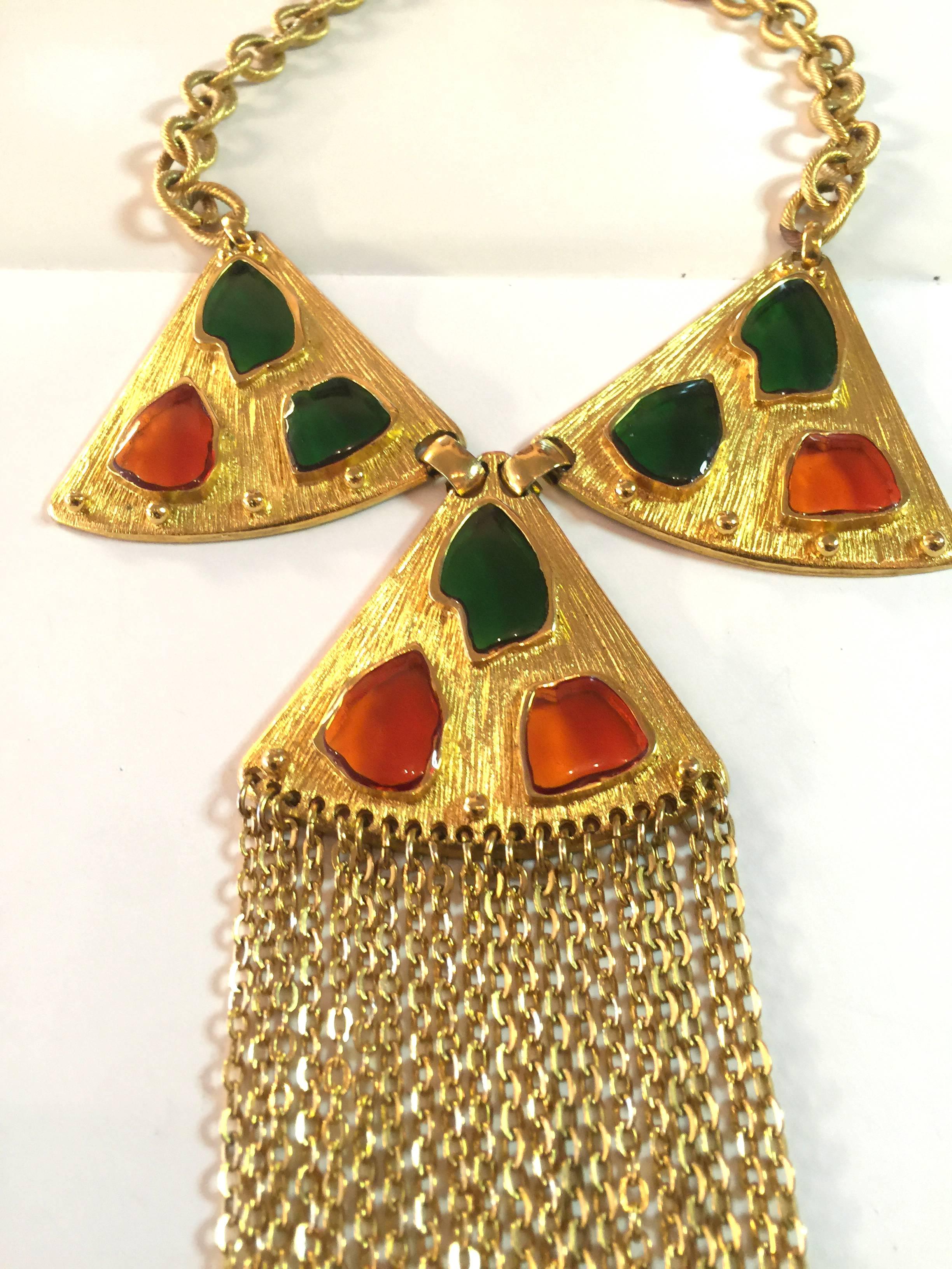 1960s TRIFARI Poured Glass Mosaic Goldtone Fringed Tassel Necklace In Excellent Condition For Sale In Palm Springs, CA