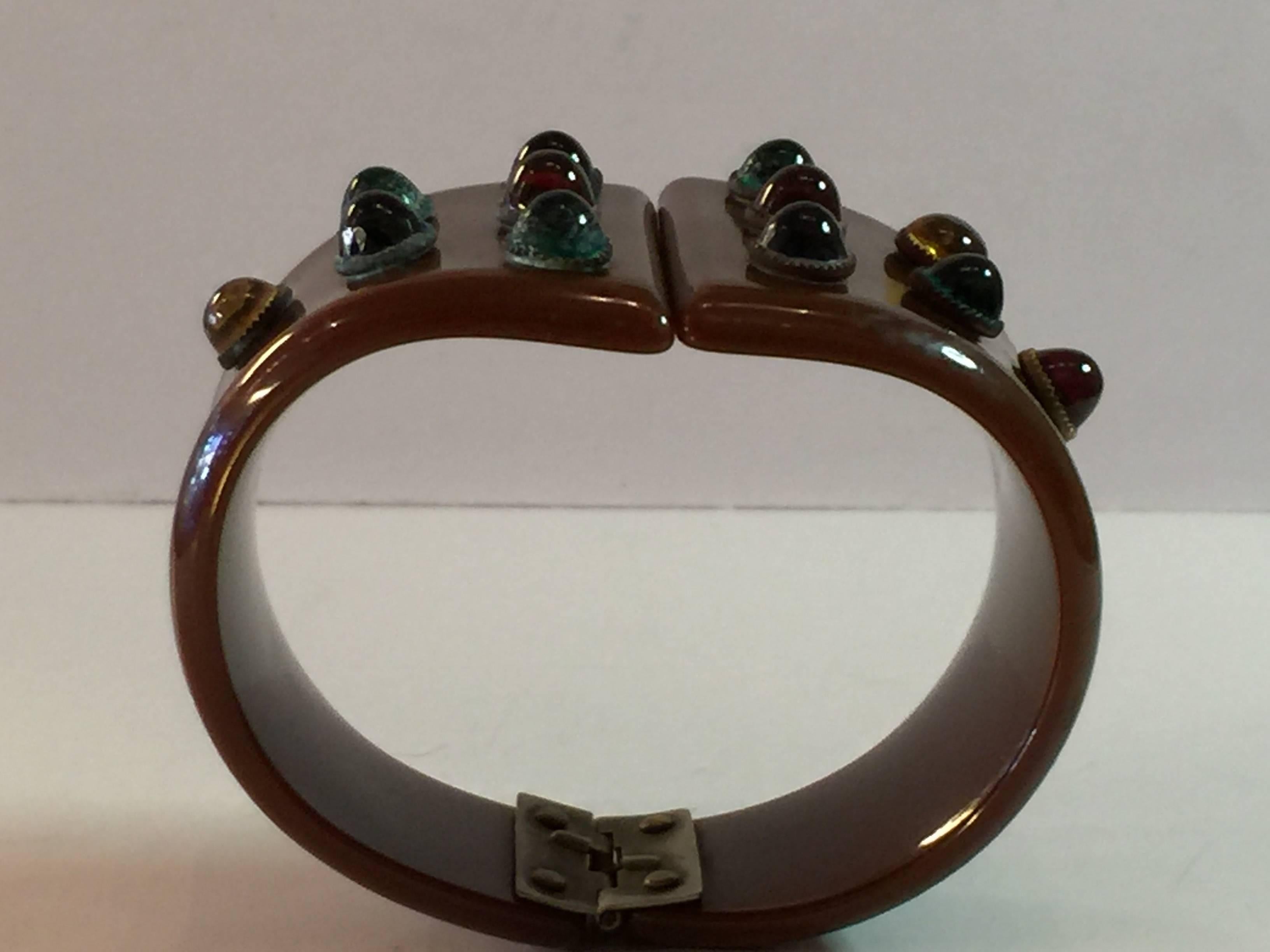 1930s Brown Bakelite Hinged Bracelet with Gem Tone Cabochon Sparkle In Excellent Condition For Sale In Palm Springs, CA