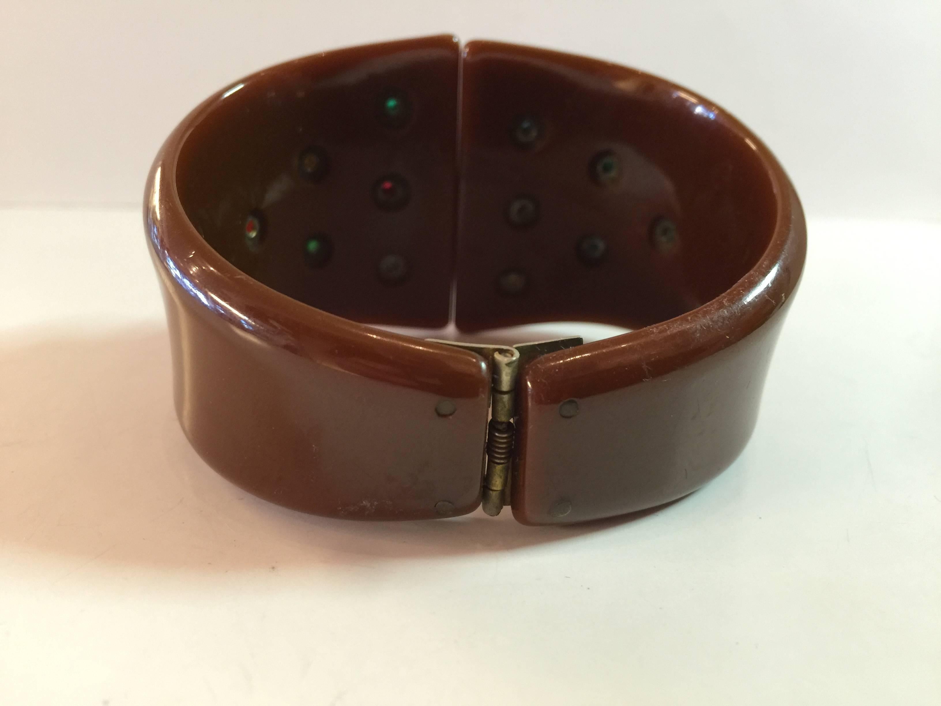 1930s Brown Bakelite Hinged Bracelet with Gem Tone Cabochon Sparkle For Sale 2