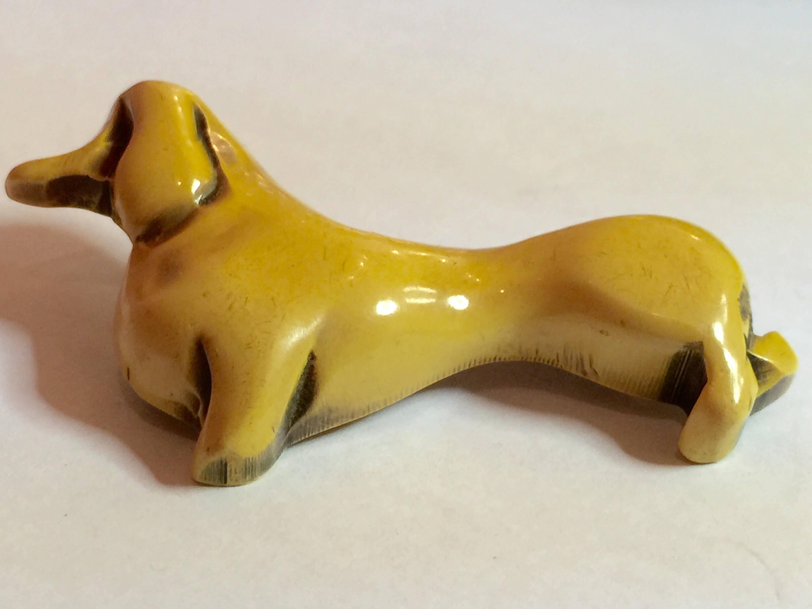 1930s  Resin Washed Bakelite Dachsund Dog Pin Brooch In Excellent Condition For Sale In Palm Springs, CA