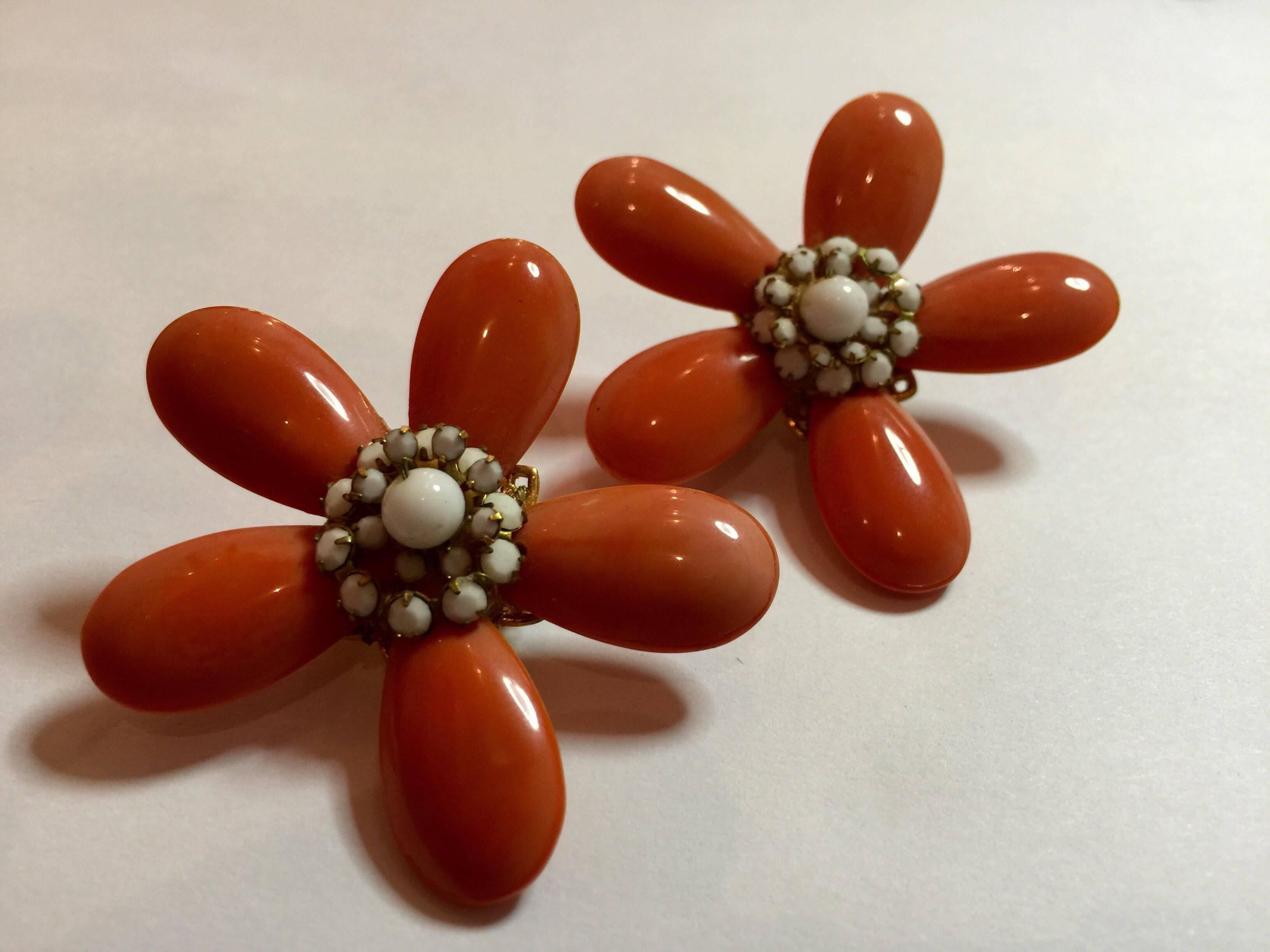 Women's or Men's 1970s William deLillo Coral glass and seed Bead Scatter Starflower Pins (2) For Sale