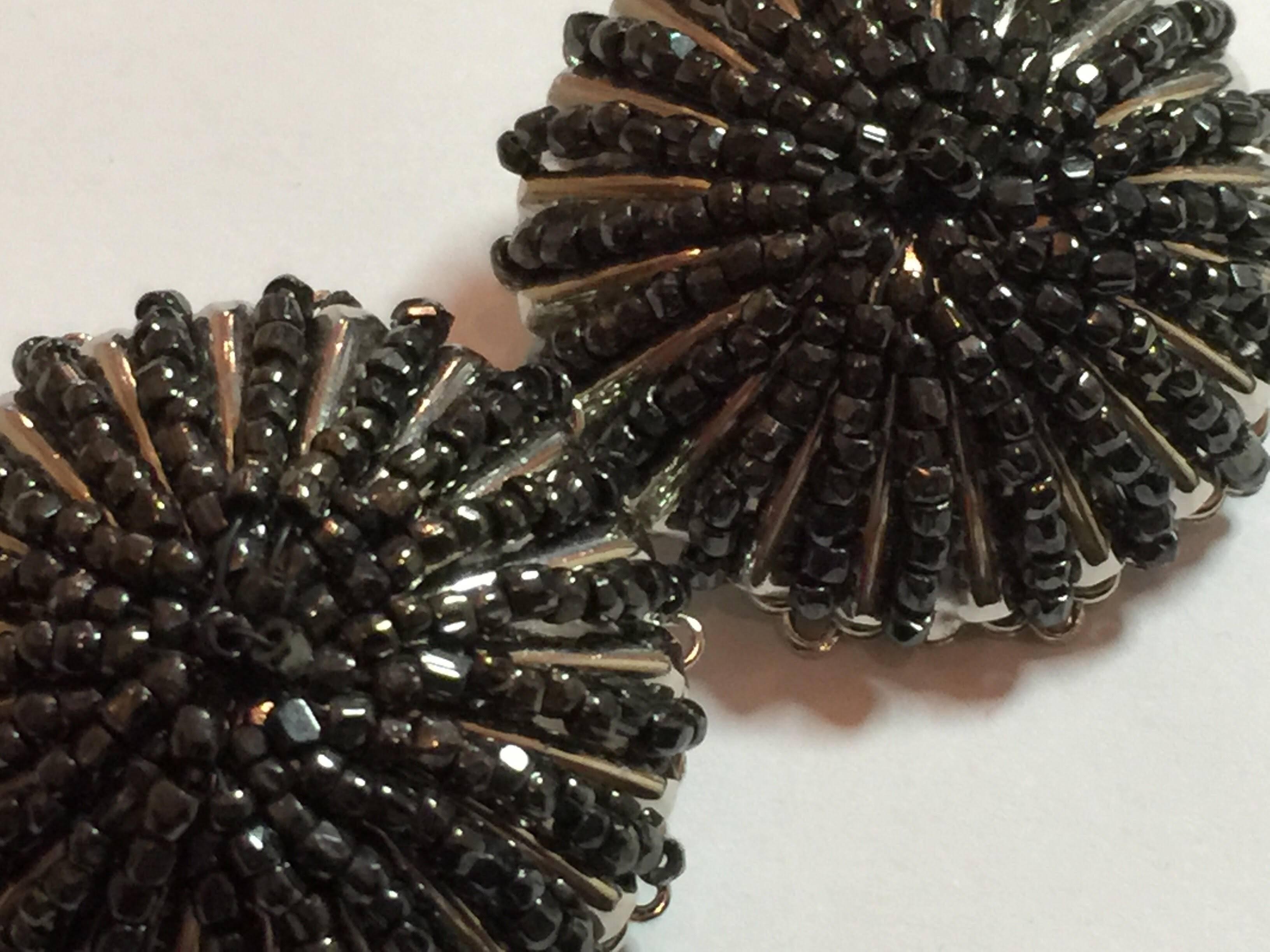 1970s William deLillo Seed bead Hematite and Silvertone Clip on Earrings In Excellent Condition For Sale In Palm Springs, CA