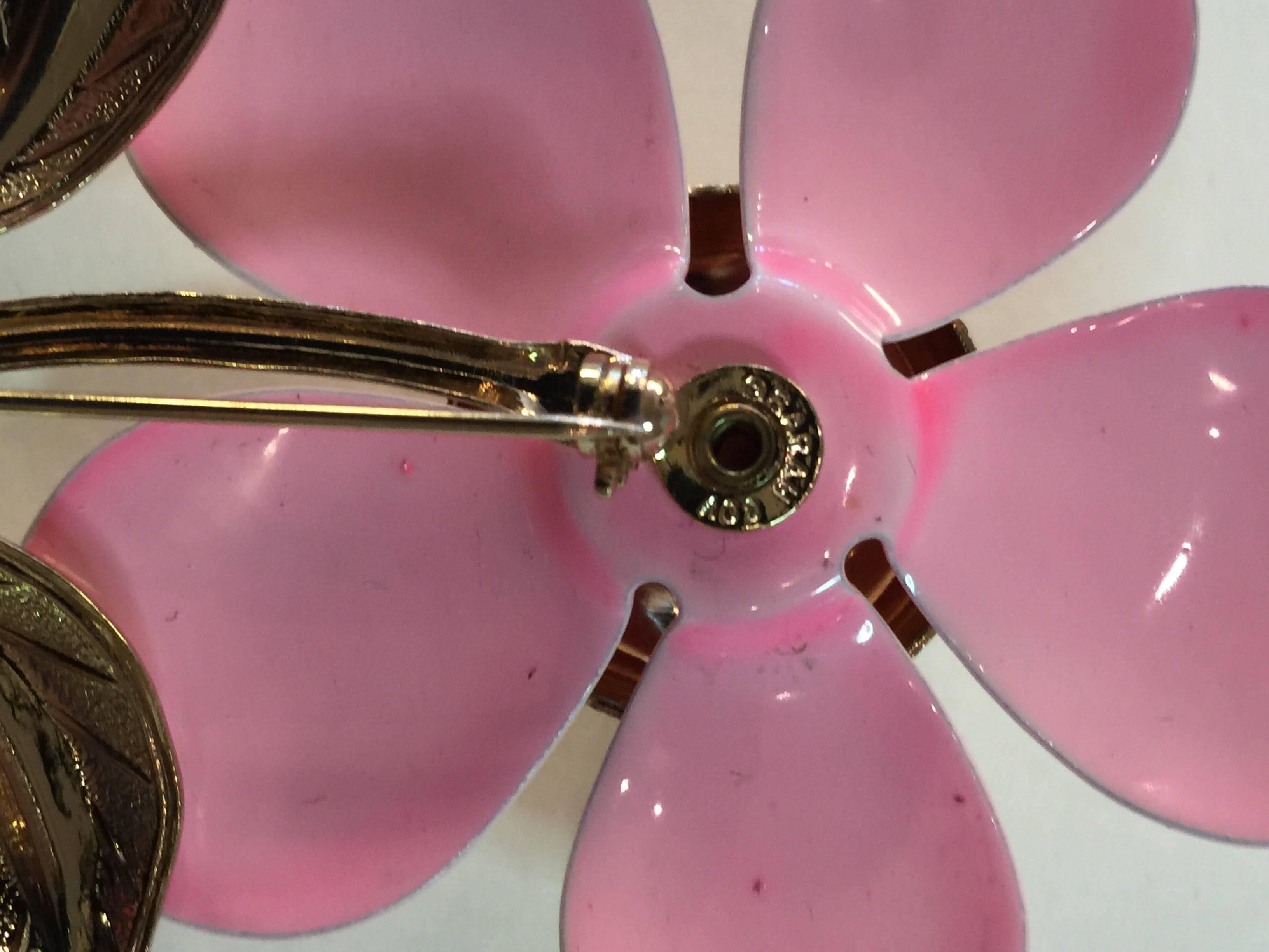 1960s SARAH COVENTRY Pop  PINK Enamelled Metal Flower Pin Brooch In Excellent Condition In Palm Springs, CA