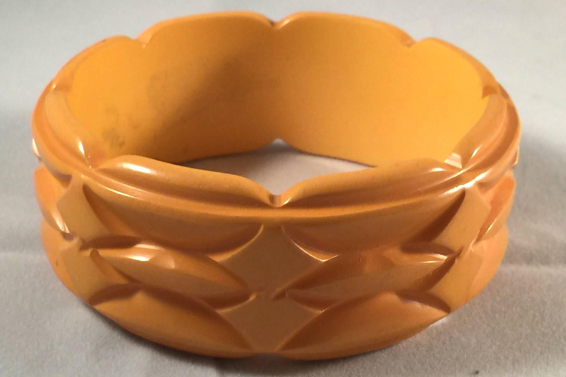 Triad of 3 Buttercream 1930s Carved Bakelite Bangle Bracelets In Excellent Condition For Sale In Palm Springs, CA