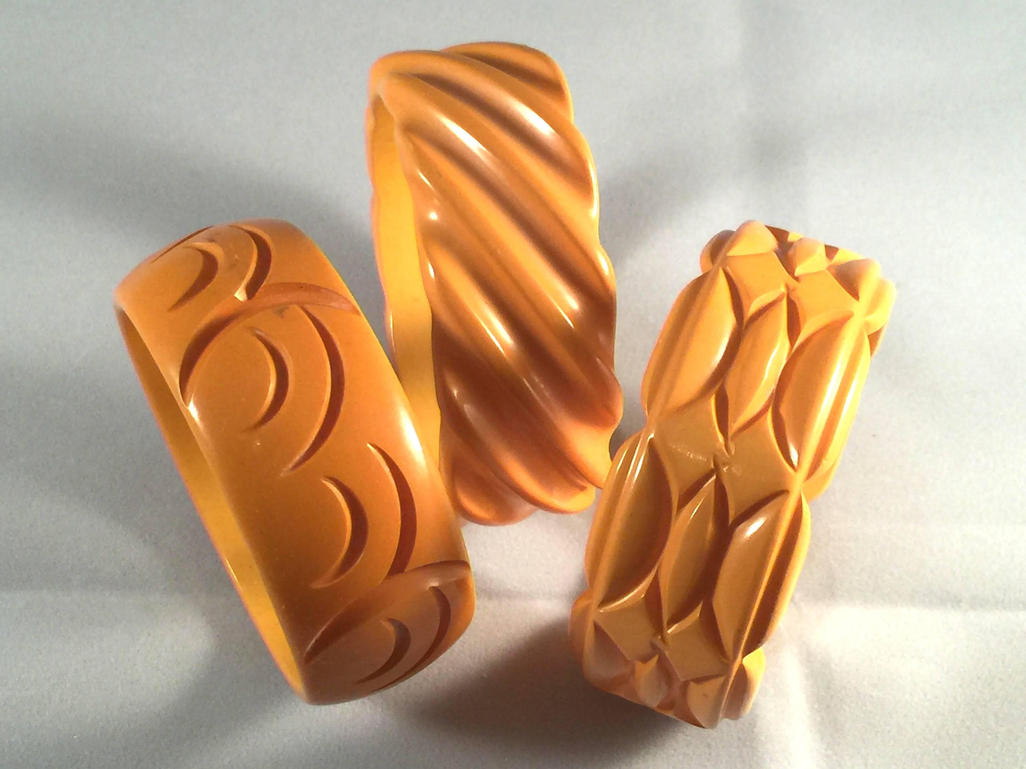Triad of 3 Buttercream 1930s Carved Bakelite Bangle Bracelets For Sale 2