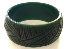 1930s Green Bakelite Carved Art Deco Stylized Bangle Bracelet