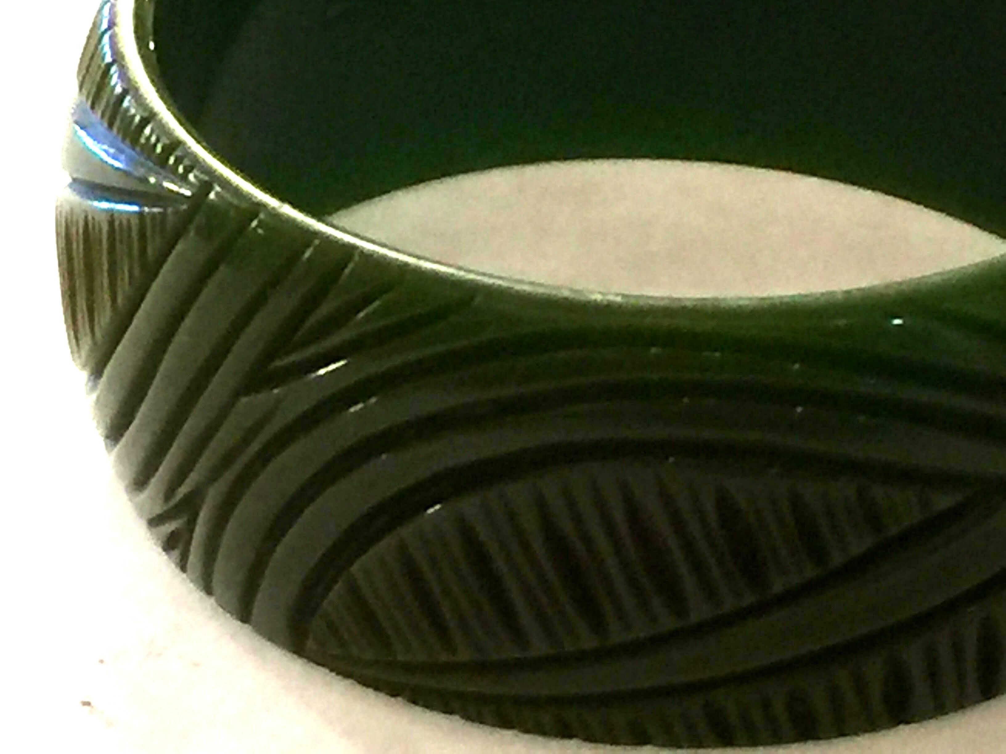 1930s Green Bakelite Carved Art Deco Stylized Bangle Bracelet In Excellent Condition In Palm Springs, CA