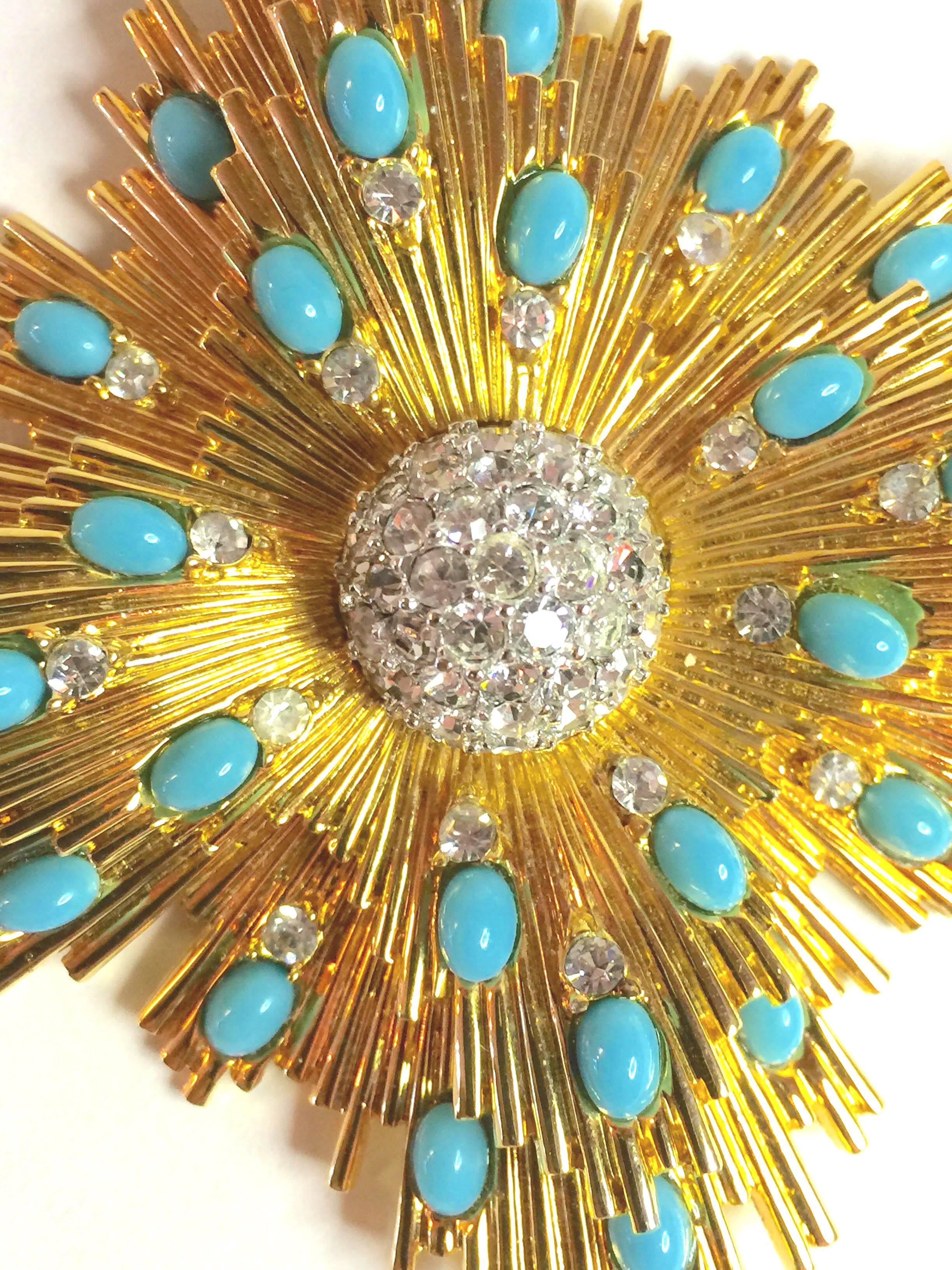 Jomaz Modernist Quatrefoil Sunburst Goldtone Diamante Aqua Cabochon Brooch Pin  In Excellent Condition In Palm Springs, CA