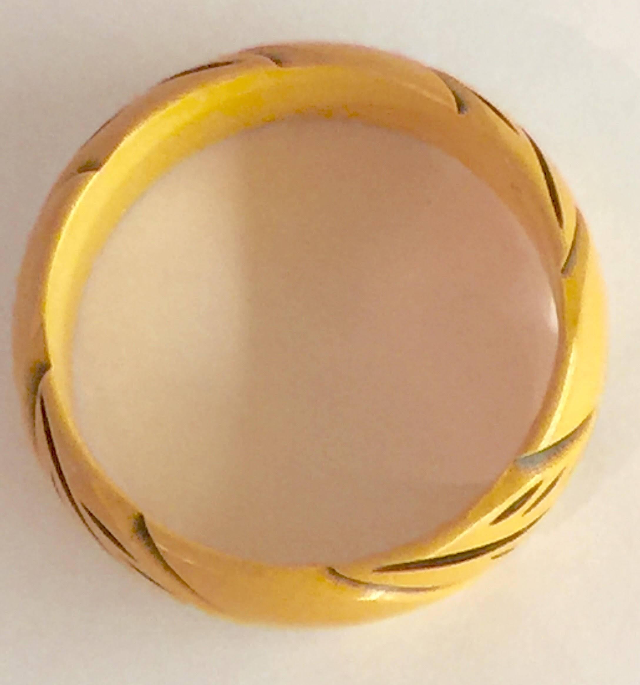 1930s Resin Washed Buttercream with Black Carved Bakelite Bangle Bracelet In Excellent Condition In Palm Springs, CA