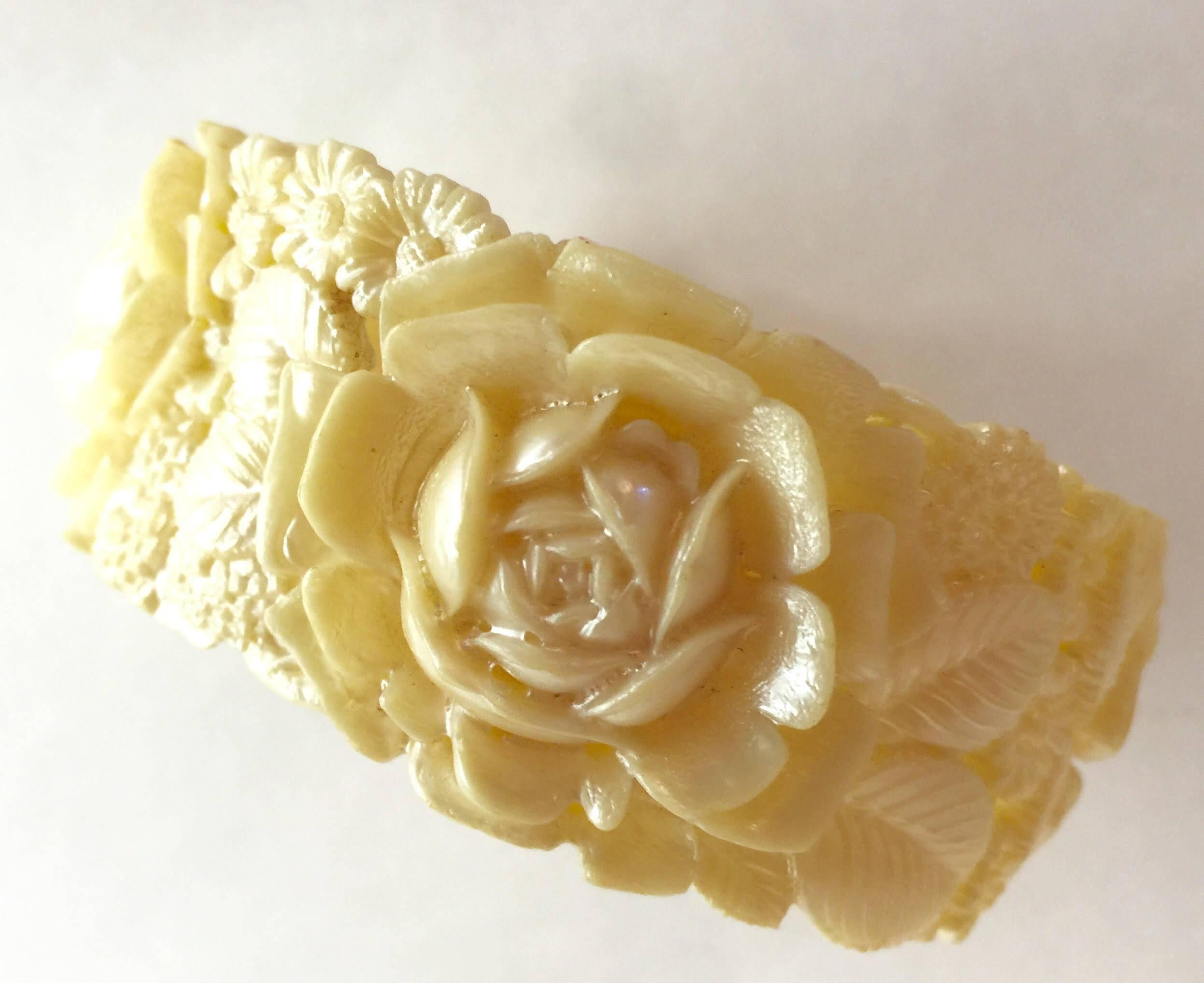 Women's 1920s Pearlized Cellulose Ivory Toned Molded Floral Bangle Bracelet Bubbleite For Sale